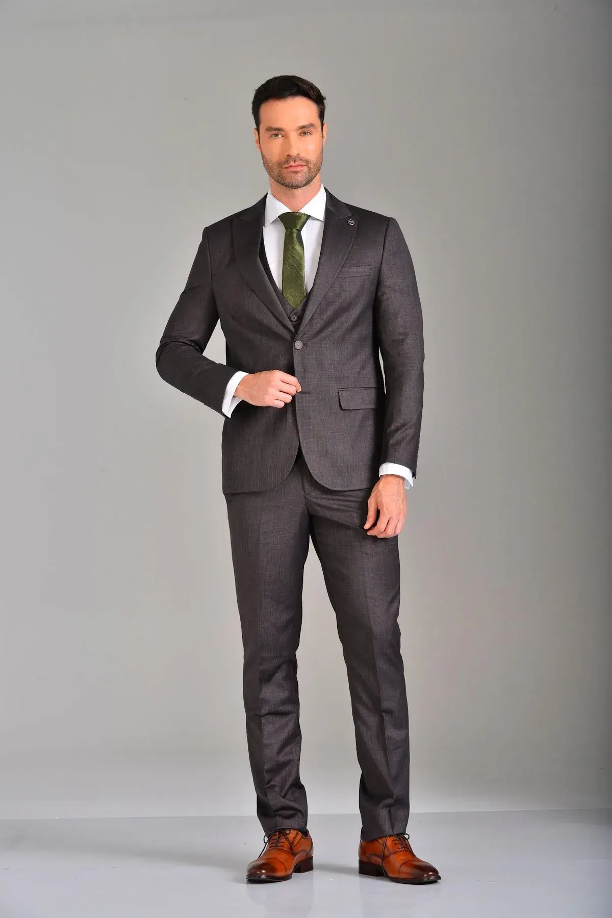 Traje de novio gris de tres piezas: equilibrio entre sobriedad y modernidad.
