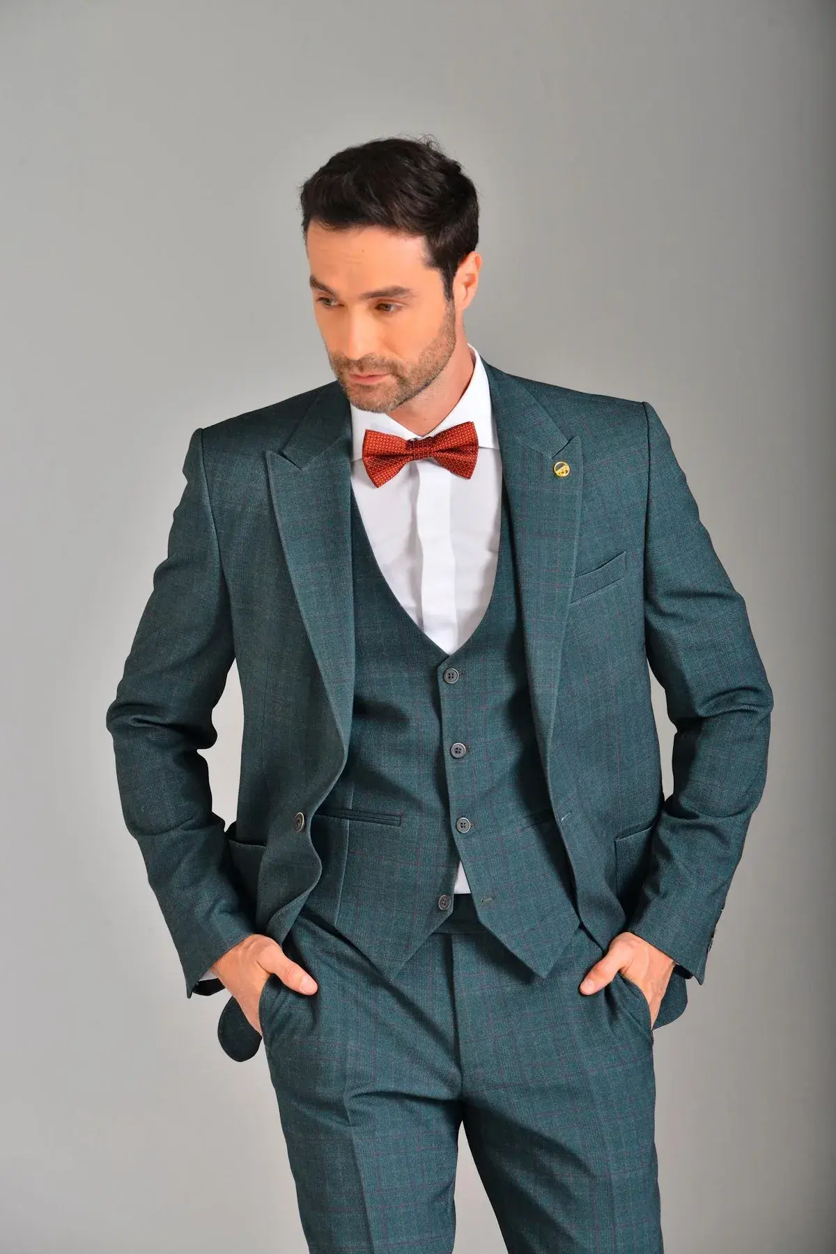 Traje de novio verde de tres piezas, sofisticado y con mucha personalidad.