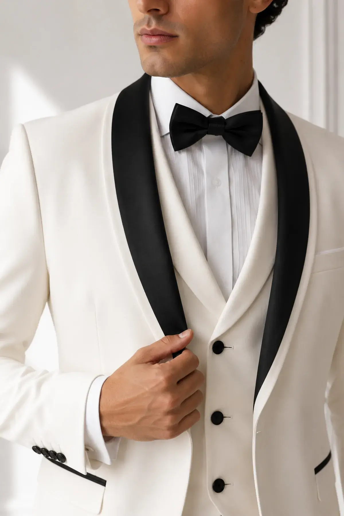Esmoquin marfil con solapa en satín negro.