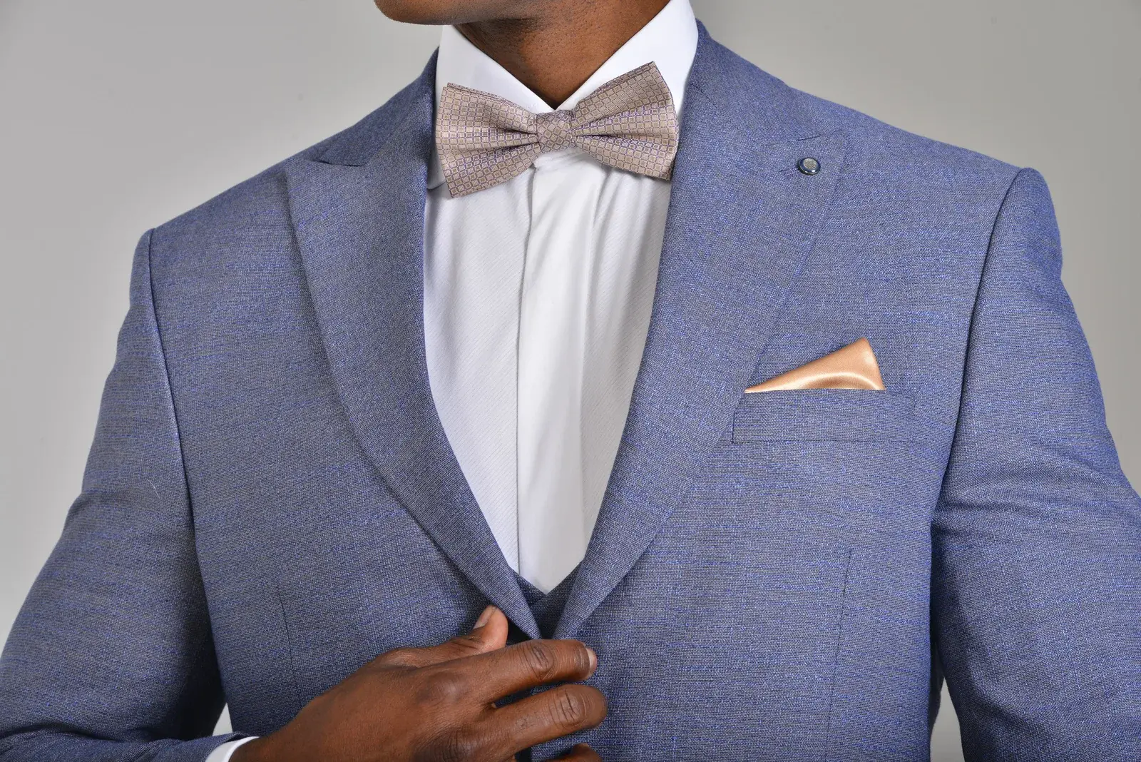 Traje Azul Celeste — traje de novio azul cielo para boda moderna, Castor Suits Medellín (vista 2)