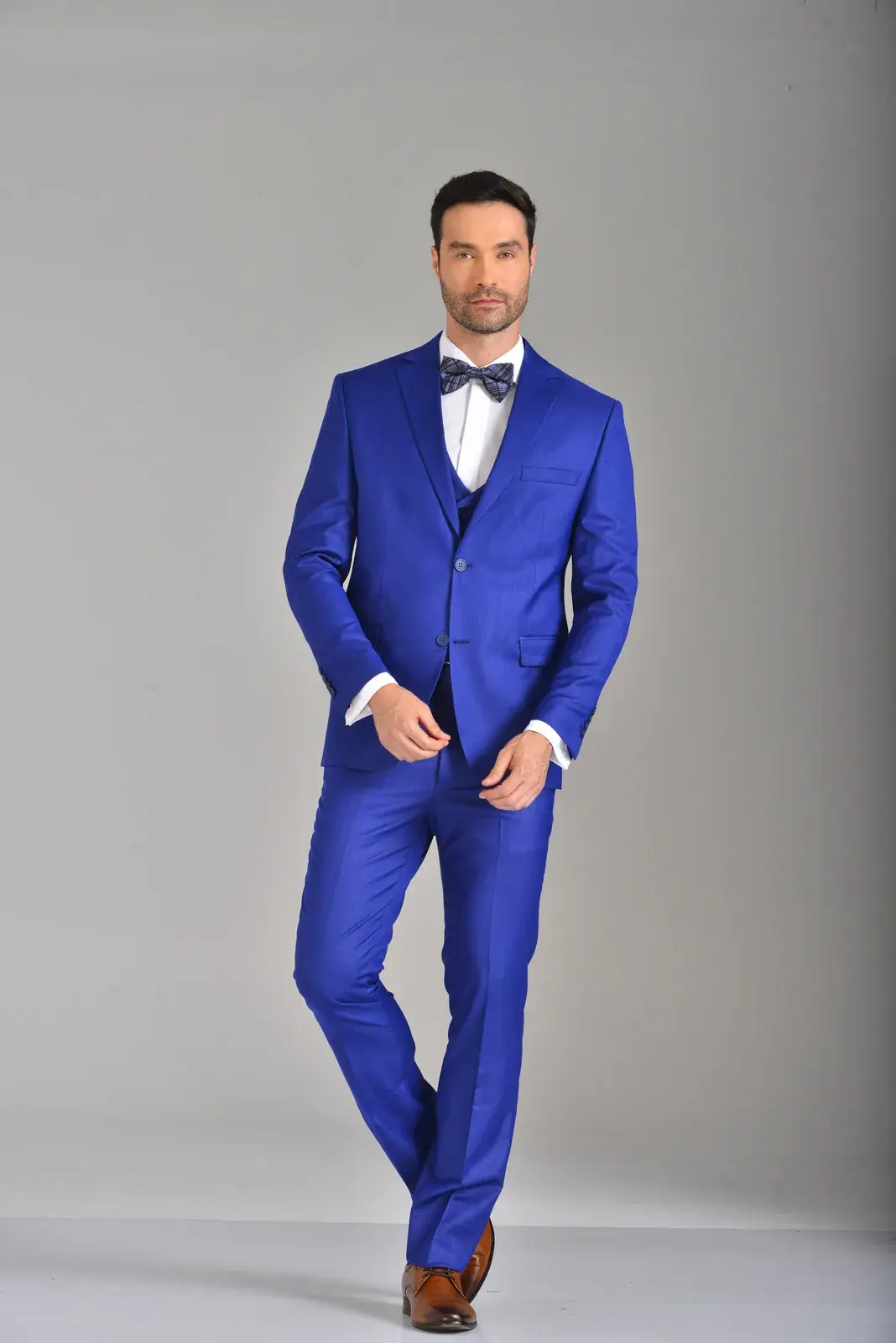 Traje Azul Intenso — traje de novio azul oscuro para boda moderna, Castor Suits Medellín