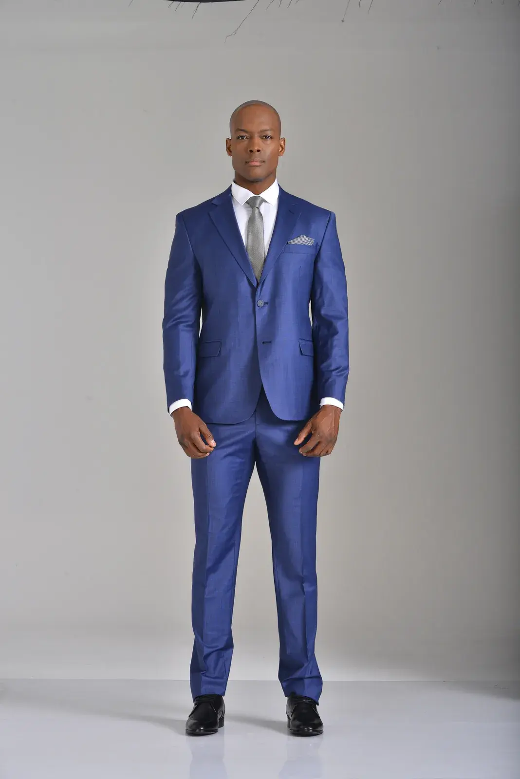 Traje Azul Intenso en Lana Fría — traje de novio azul marino para boda moderna, Castor Suits Medellín
