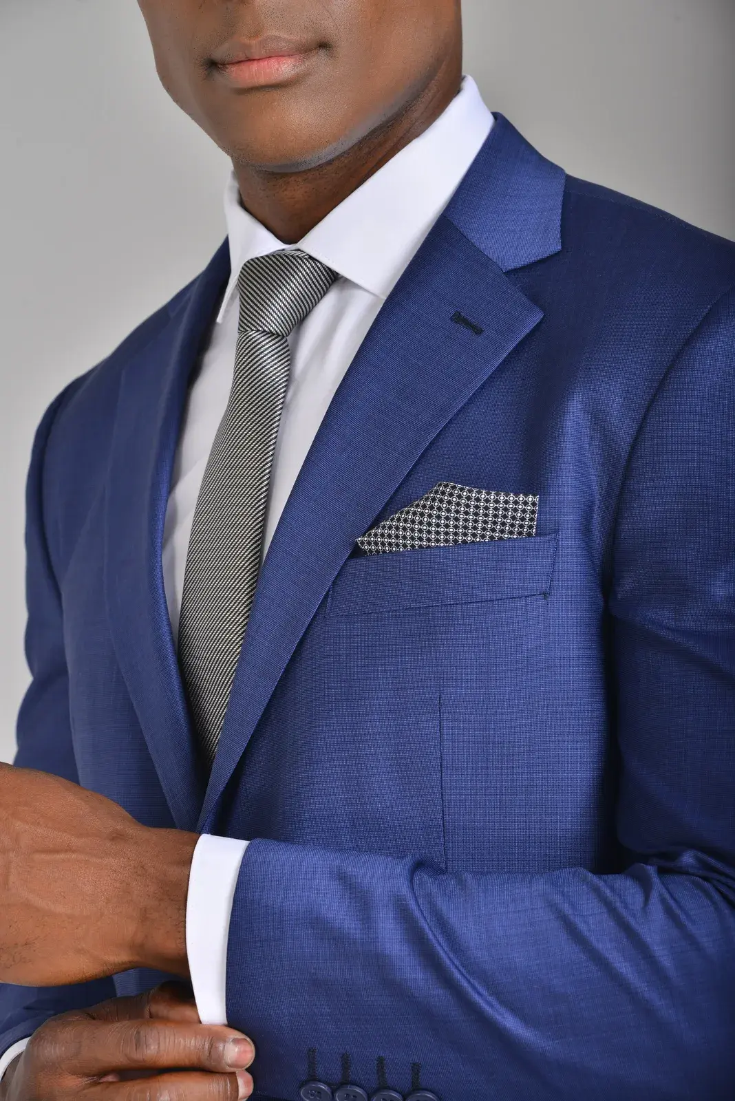 Traje Azul Intenso en Lana Fría — traje de novio azul marino para boda moderna, Castor Suits Medellín (vista 2)