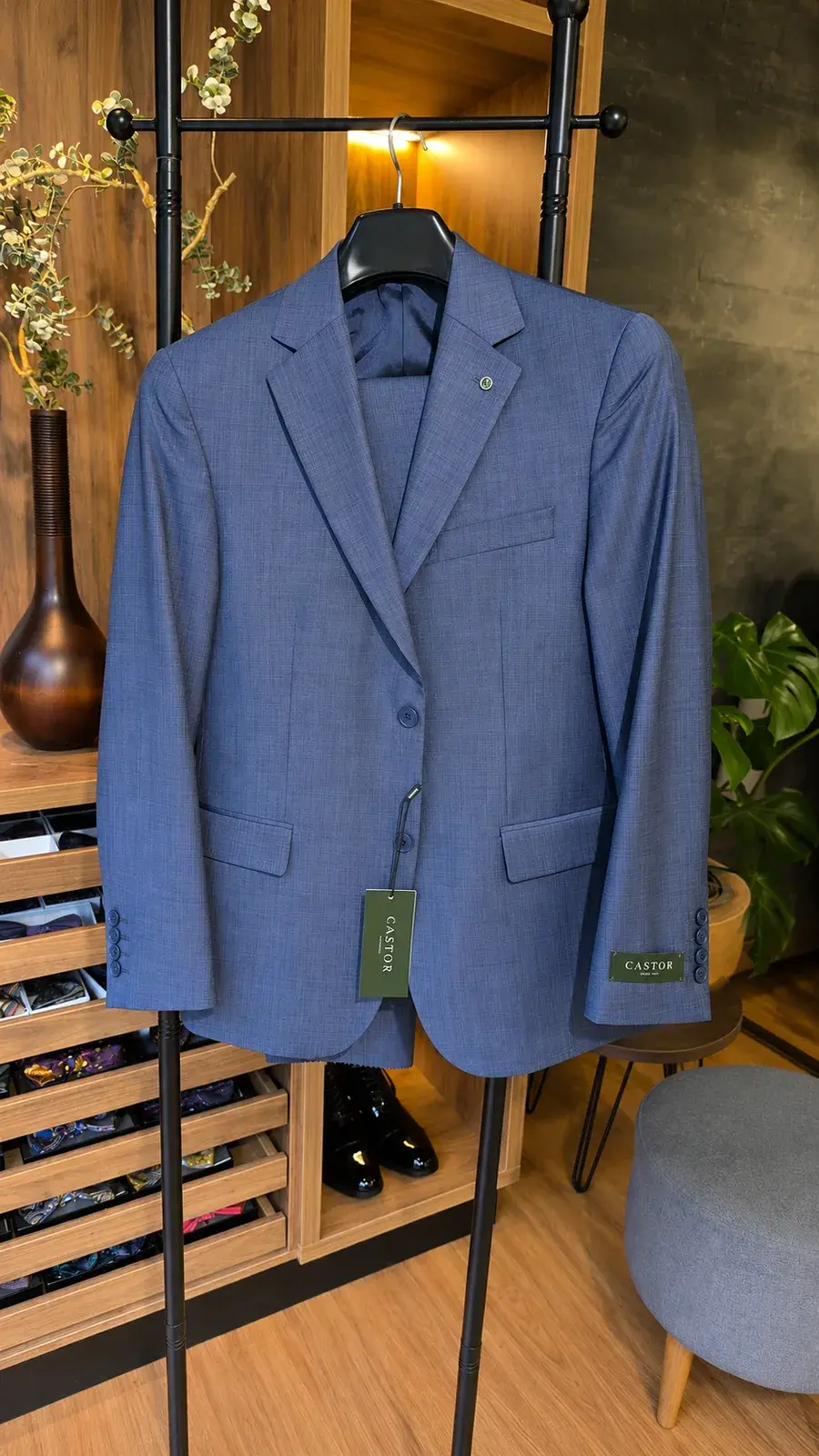 Traje Azul Intenso en Lana Fría — traje de novio azul marino para boda moderna, Castor Suits Medellín (vista 3)