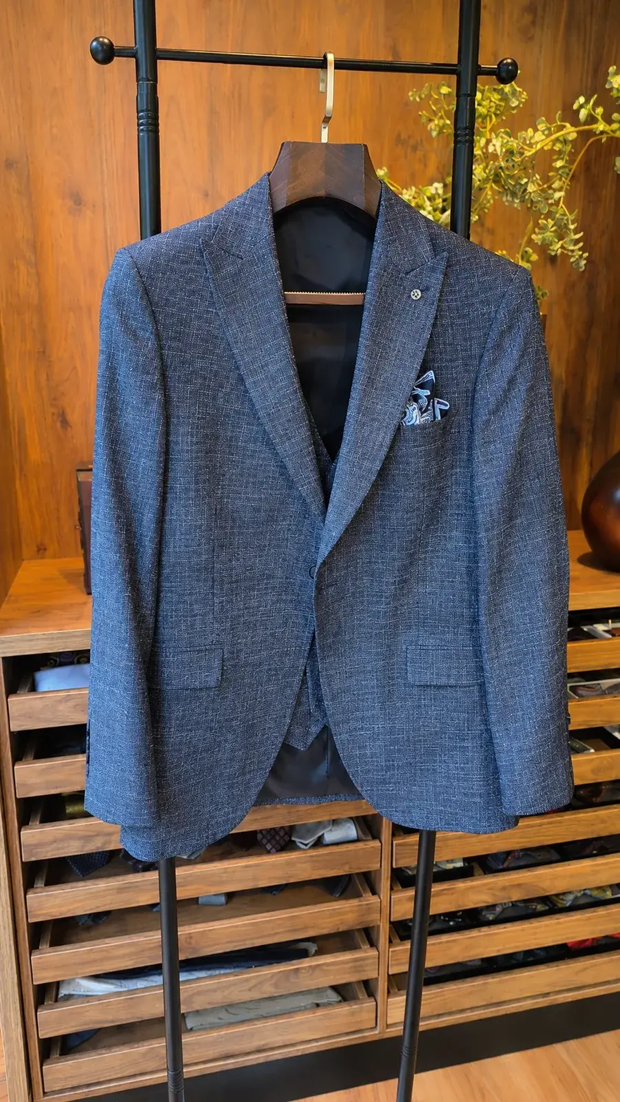 Traje Azul Textura Jean — traje de novio azul para boda moderna, Castor Suits Medellín (vista 3)