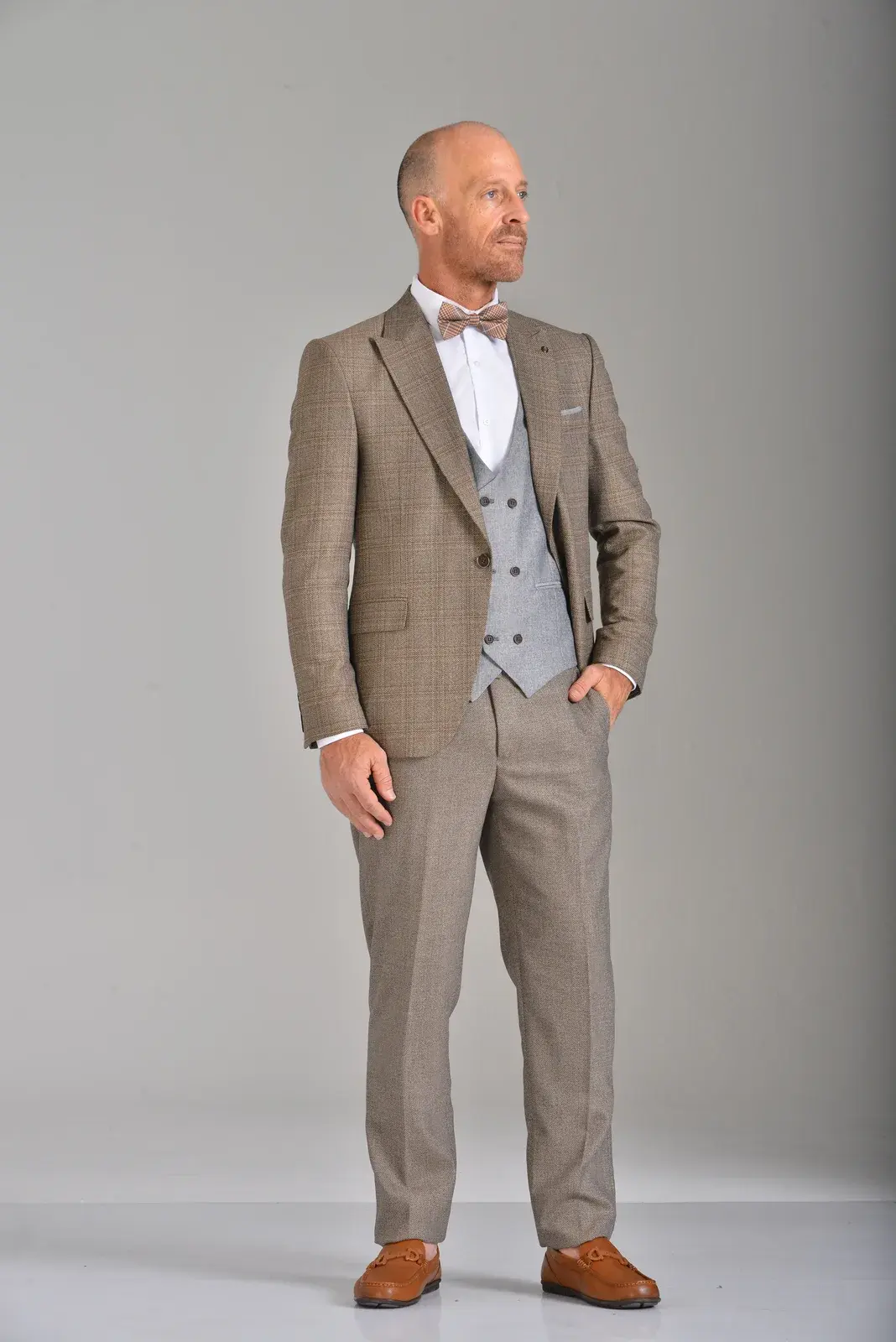 Traje Café a Cuadros — traje de novio café para boda moderna, Castor Suits Medellín