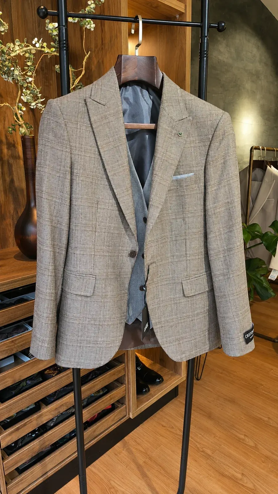 Traje Café a Cuadros — traje de novio café para boda moderna, Castor Suits Medellín (vista 2)