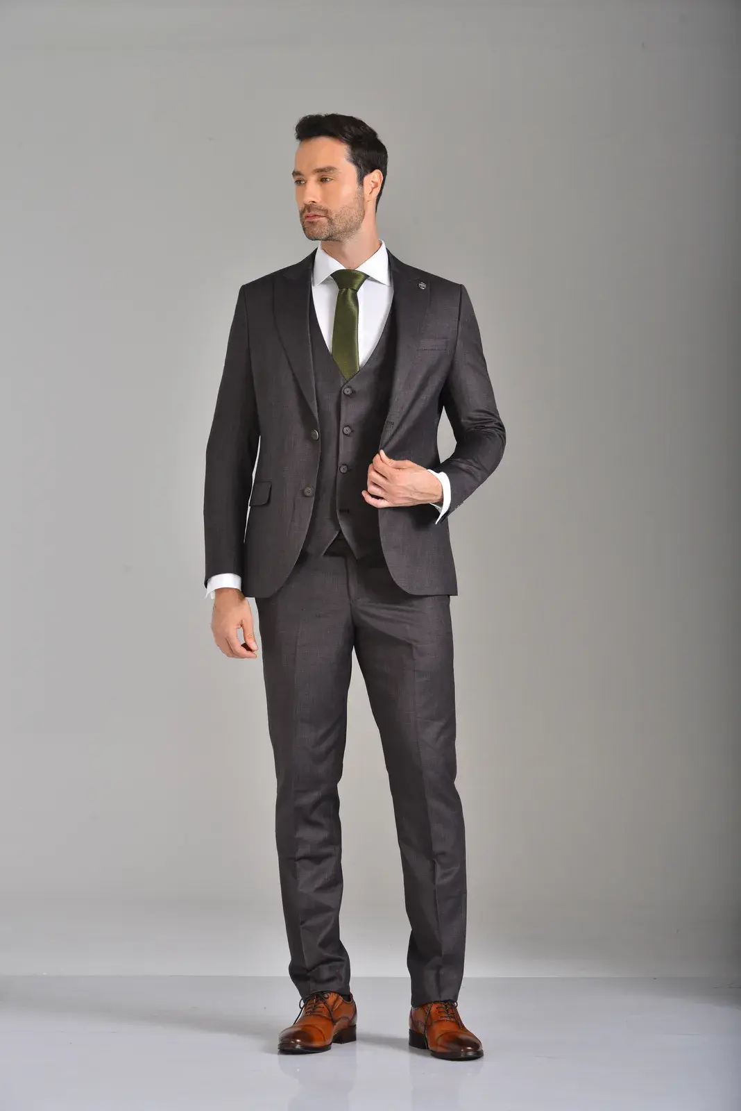Traje Café Tabaco — traje de novio café para boda moderna, Castor Suits Medellín