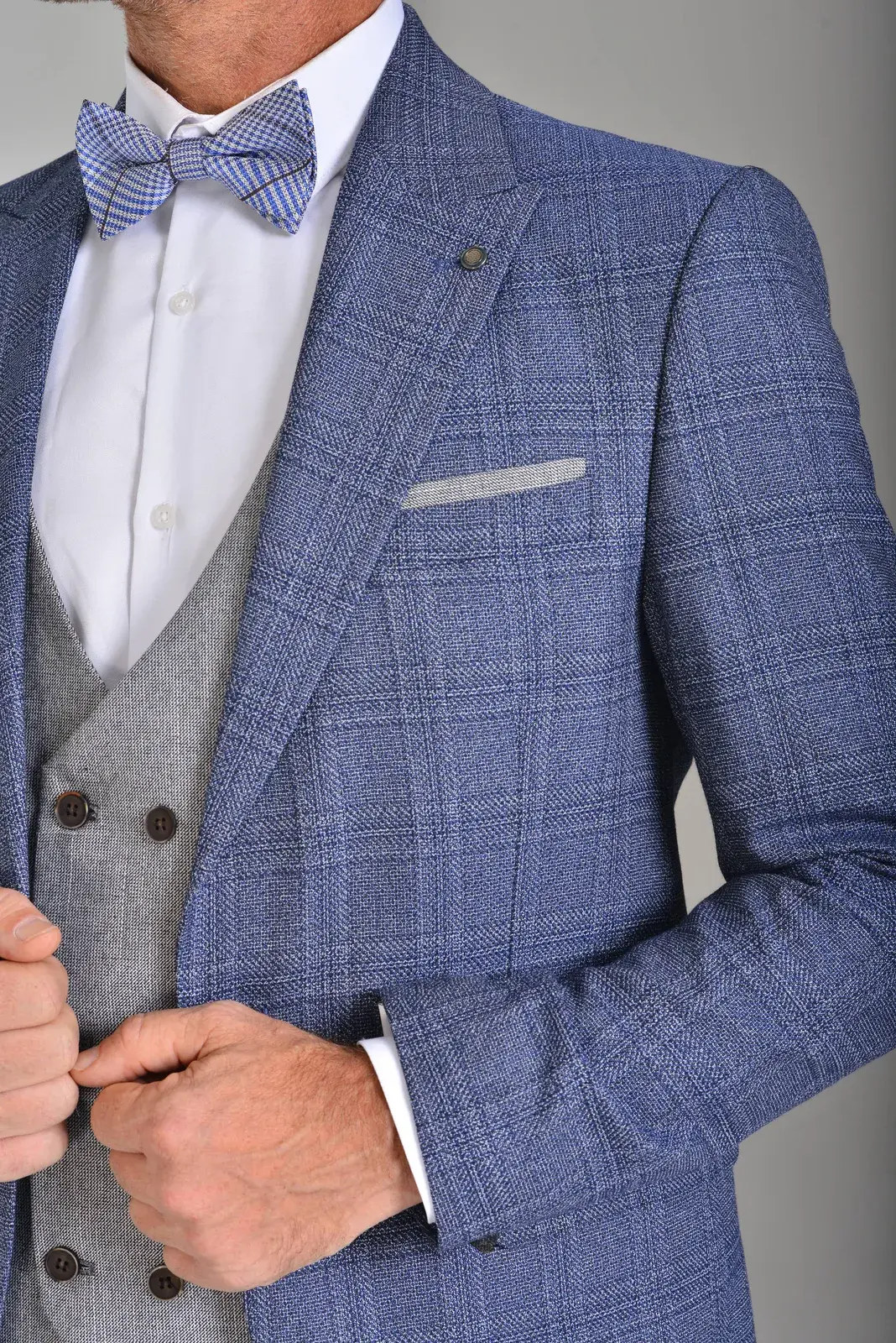 Traje Azul a Cuadros — traje de novio azul para boda moderna, Castor Suits Medellín (vista 2)