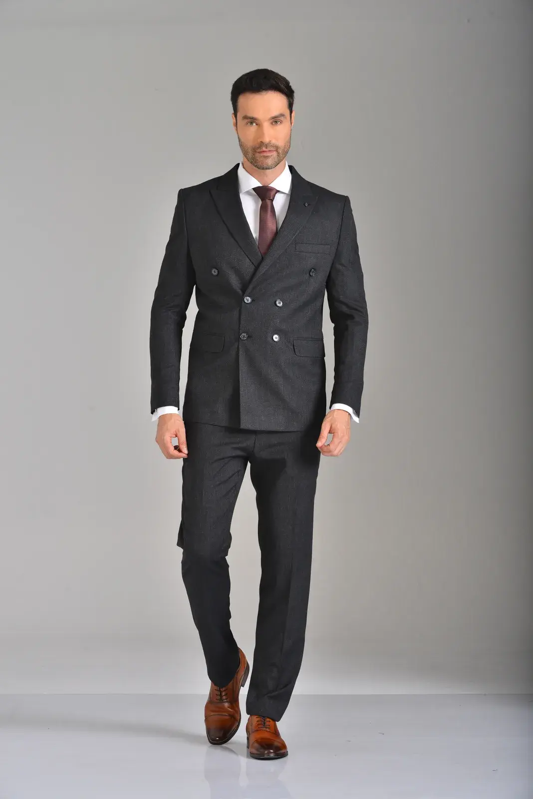 Traje Gris Cruzado — traje de novio gris para boda moderna, Castor Suits Medellín