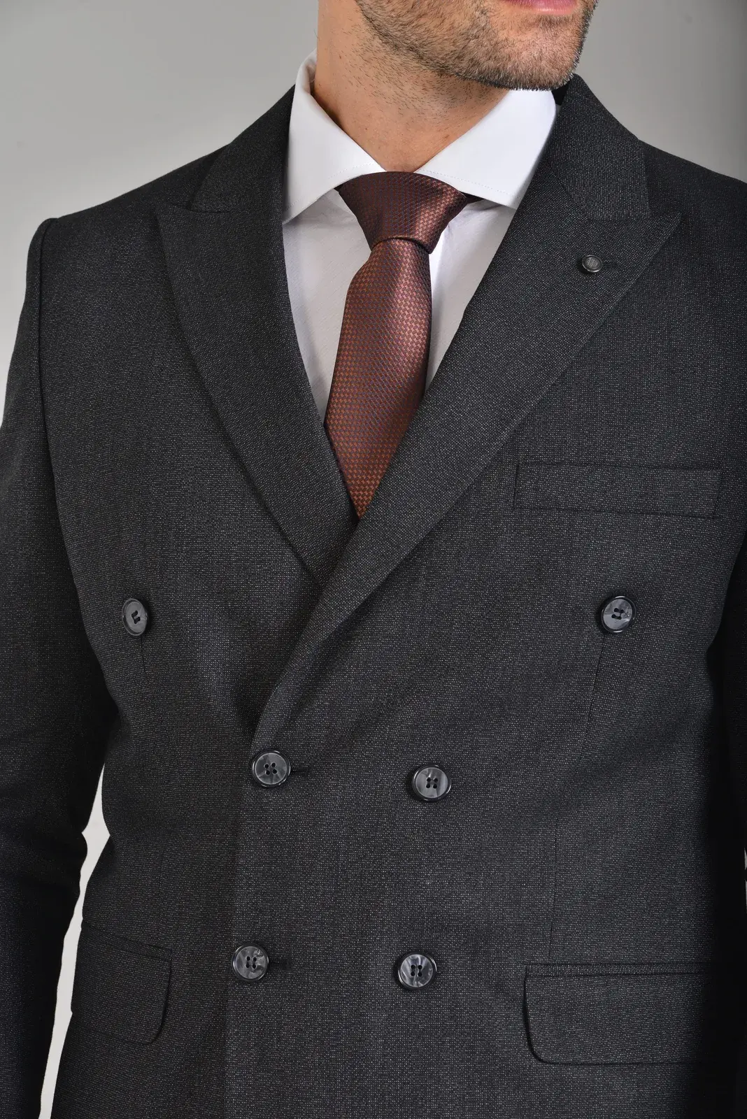 Traje Gris Cruzado — traje de novio gris para boda moderna, Castor Suits Medellín (vista 2)