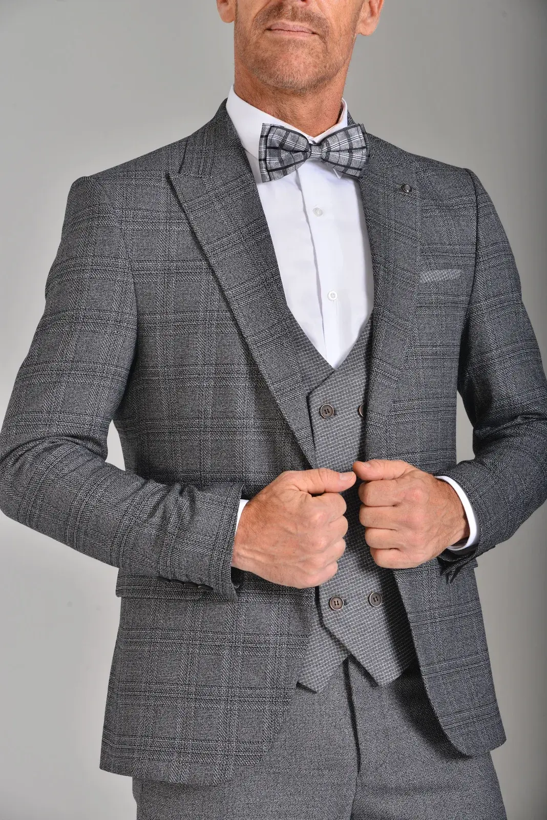 Traje Gris a Cuadros — traje de novio gris para boda moderna, Castor Suits Medellín