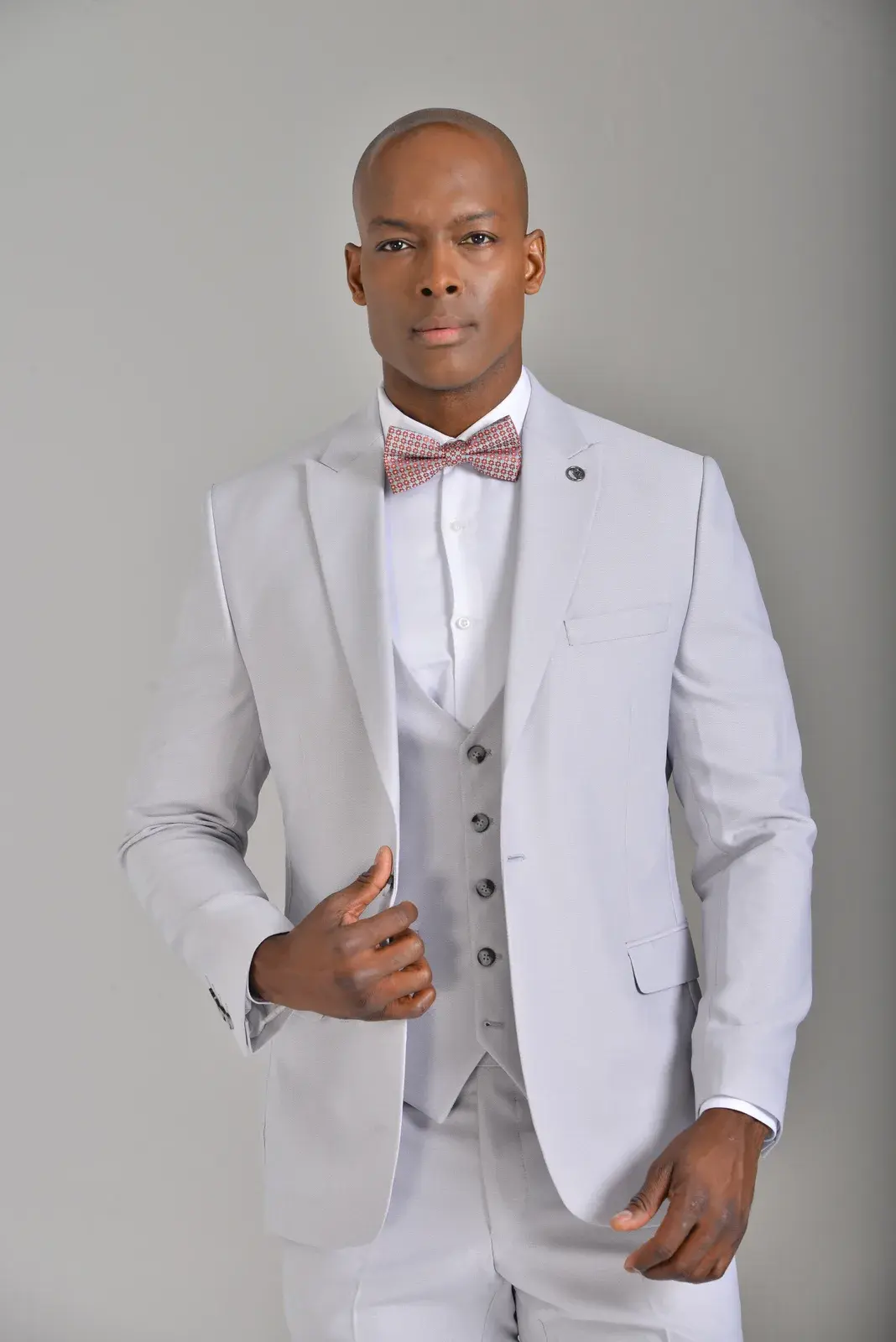 Traje Gris Hielo — traje de novio gris claro para boda moderna, Castor Suits Medellín