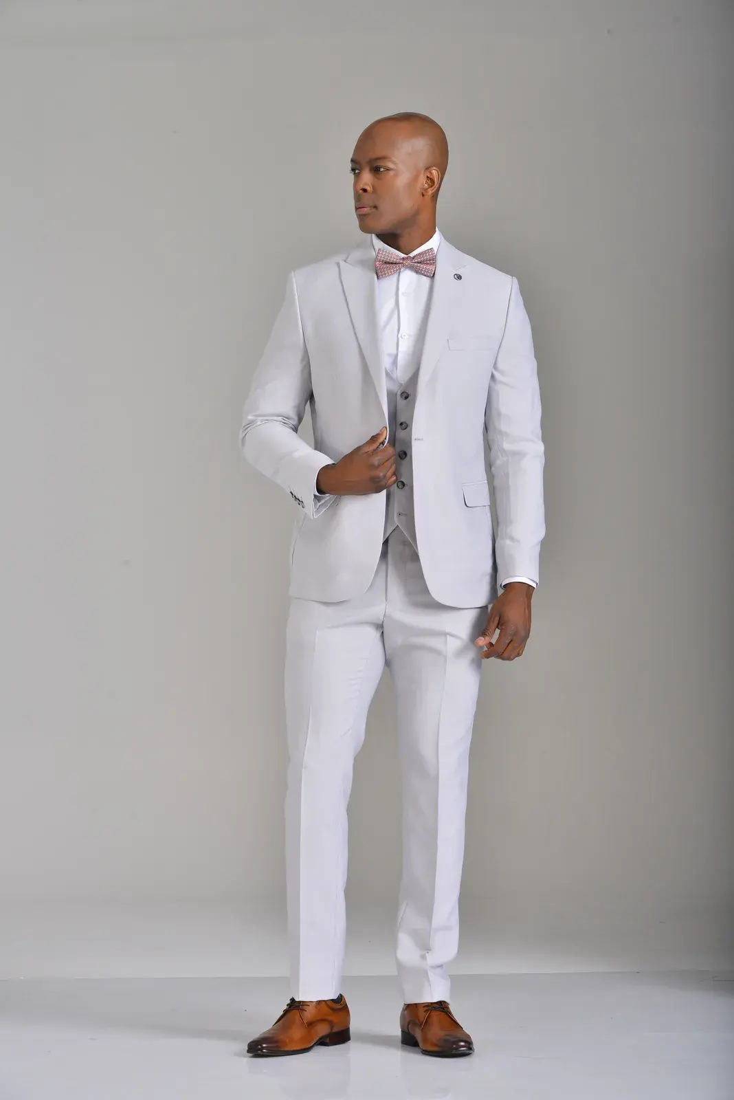 Traje Gris Hielo — traje de novio gris claro para boda moderna, Castor Suits Medellín (vista 2)