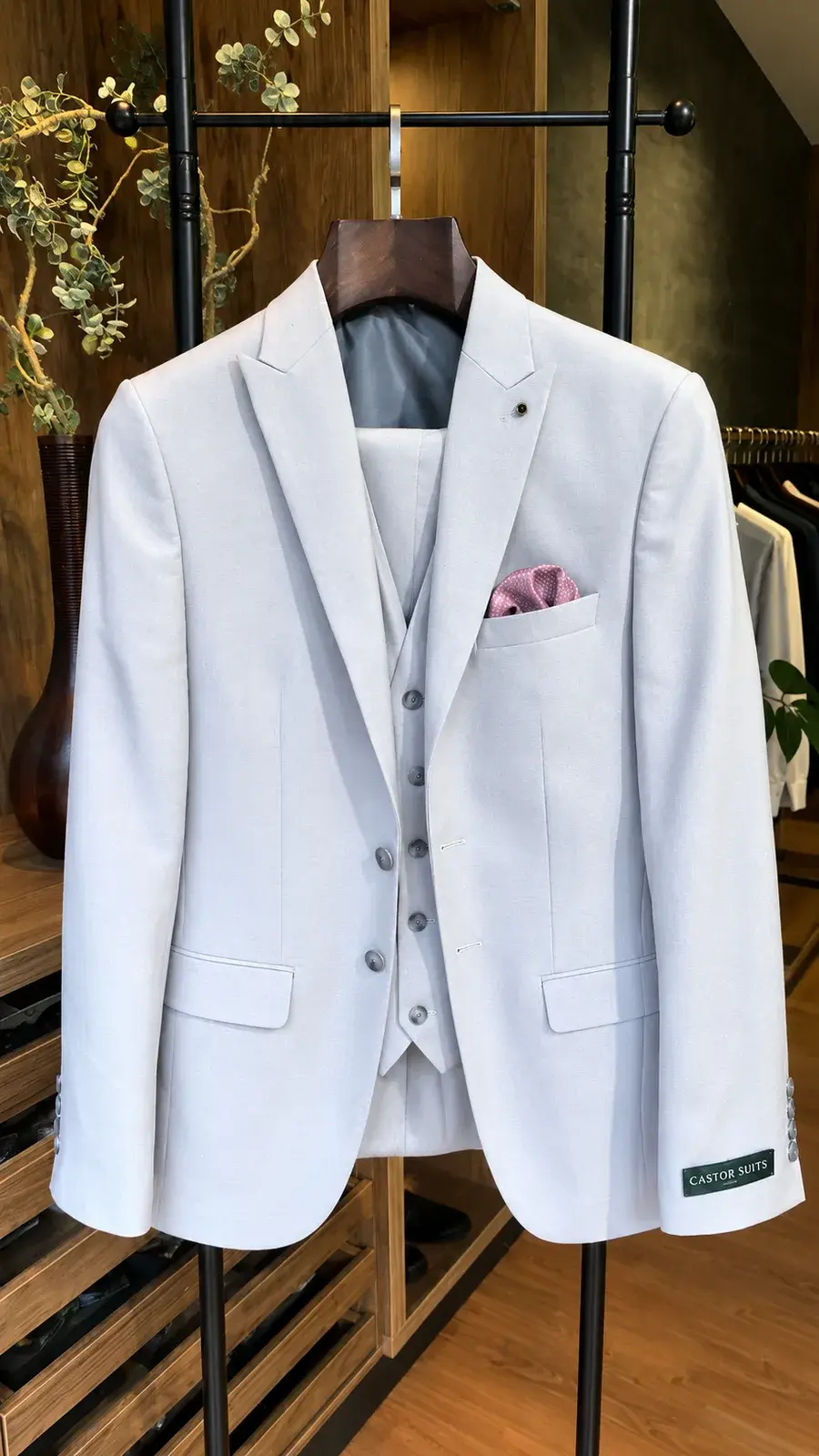 Traje Gris Hielo — traje de novio gris claro para boda moderna, Castor Suits Medellín (vista 4)