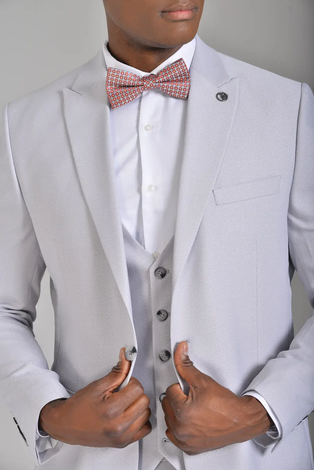 Traje Gris Medio — traje de novio gris para boda moderna, Castor Suits Medellín (vista 2)