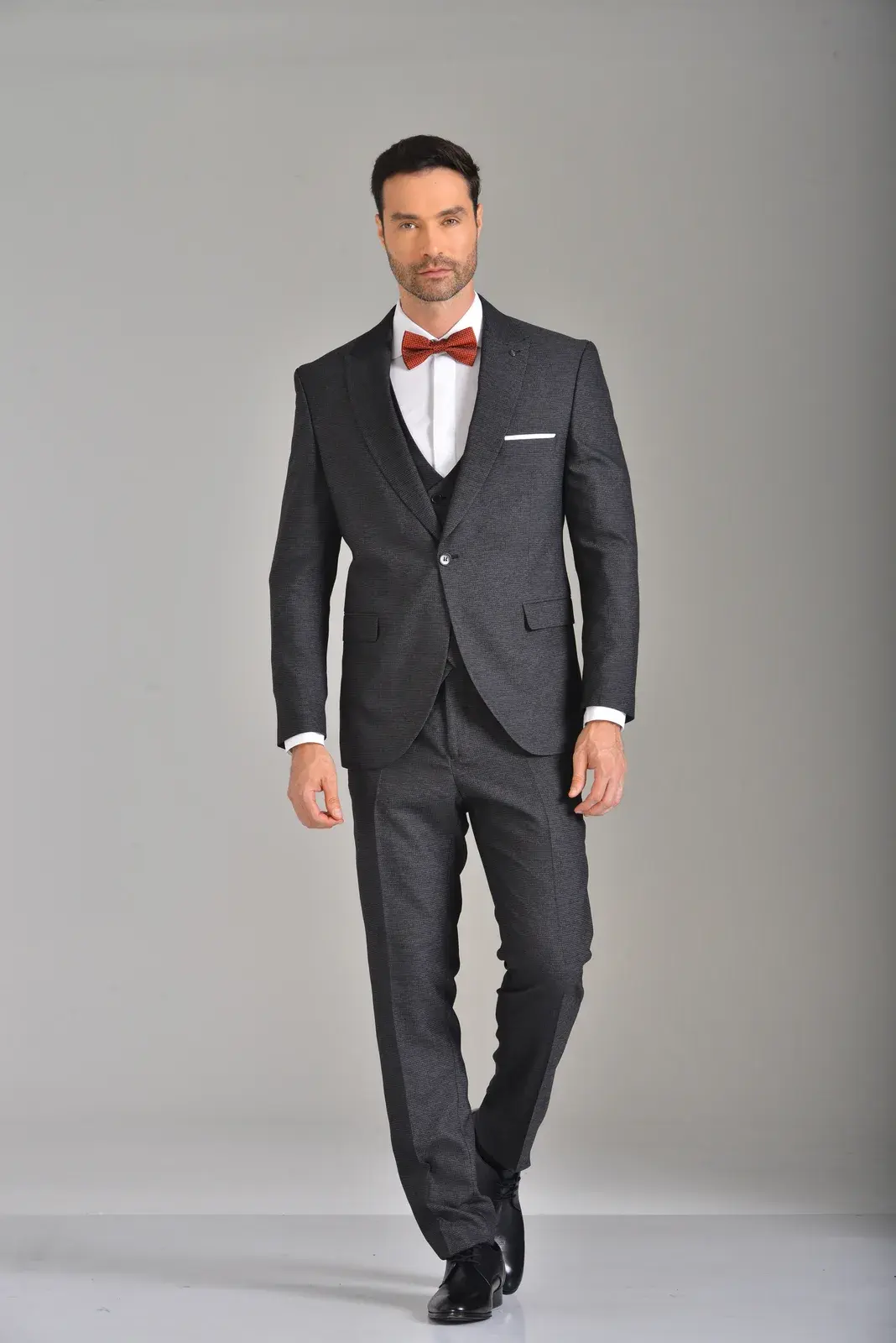 Traje Gris Oscuro Texturizado — traje de novio gris para boda moderna, Castor Suits Medellín (vista 2)