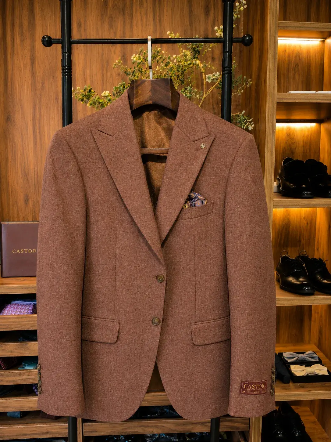 Traje Marrón — traje de novio marrón para boda moderna, Castor Suits Medellín (vista 3)