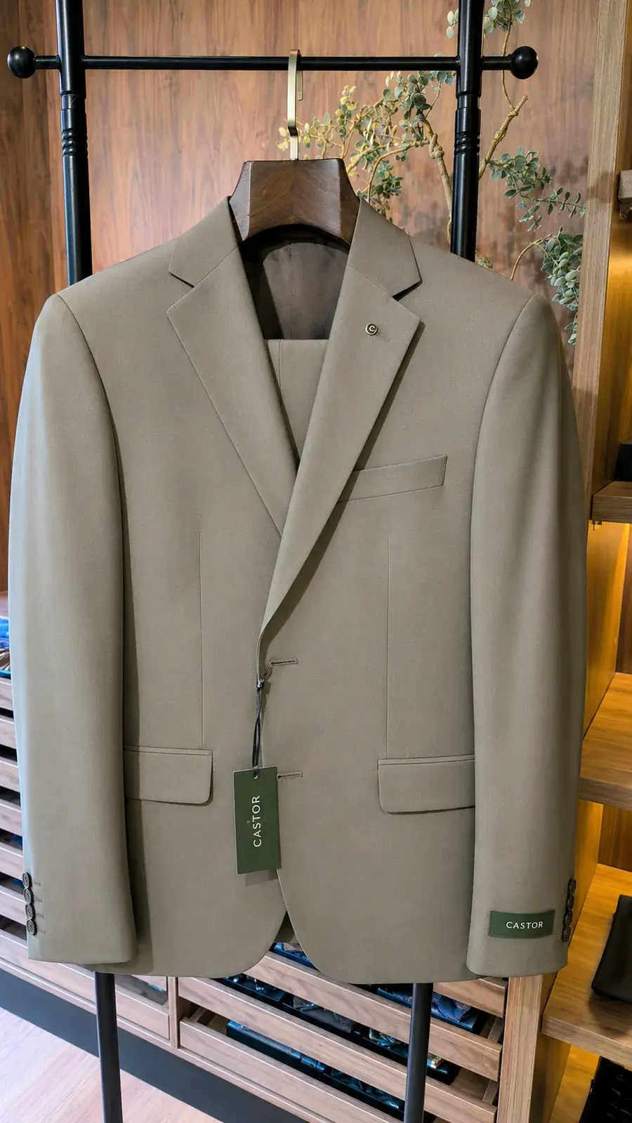 Traje Moca en Lana Fría — traje de novio café para boda moderna, Castor Suits Medellín (vista 3)