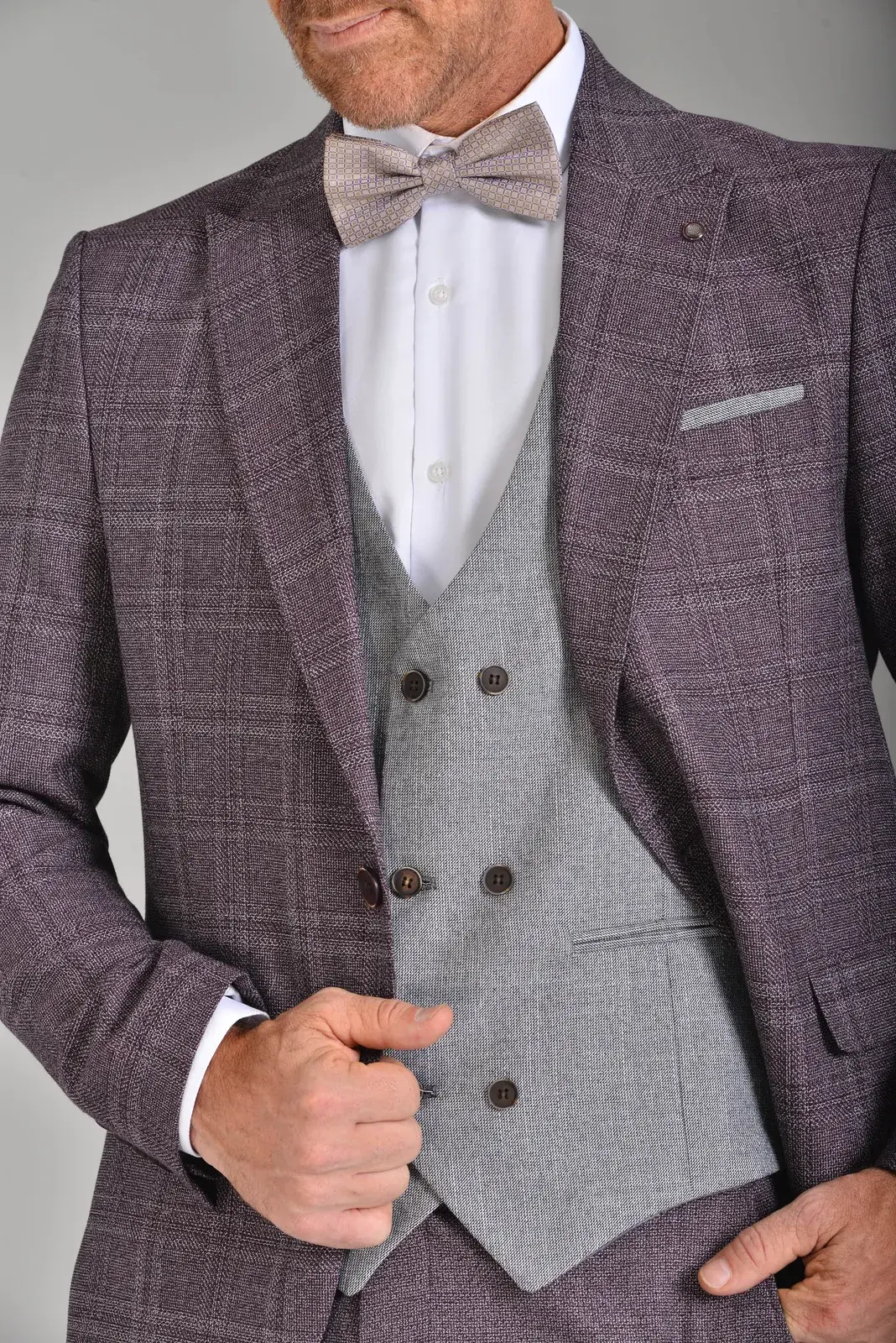 Traje Uva a Cuadros — traje de novio vinotinto para boda moderna, Castor Suits Medellín (vista 2)