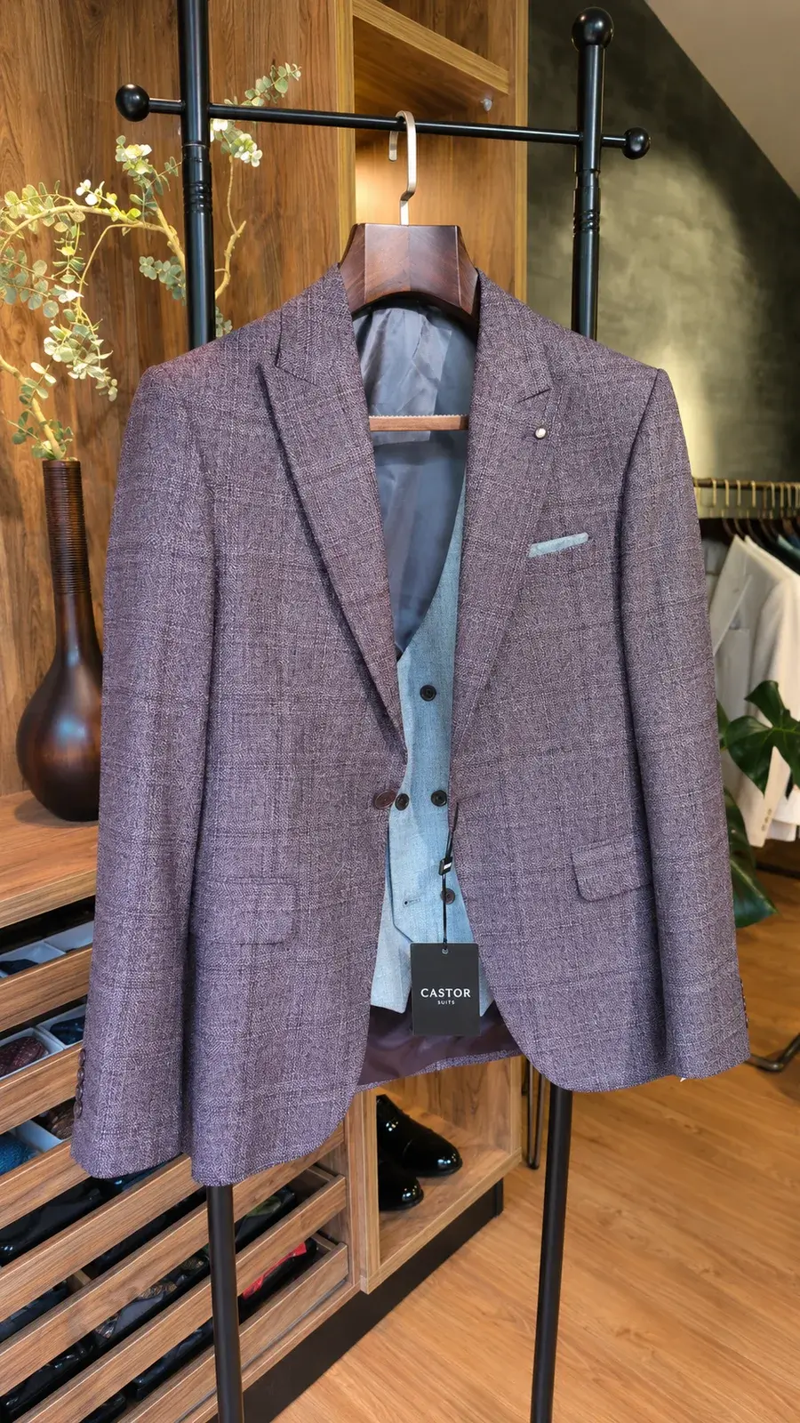 Traje Uva a Cuadros — traje de novio vinotinto para boda moderna, Castor Suits Medellín (vista 3)