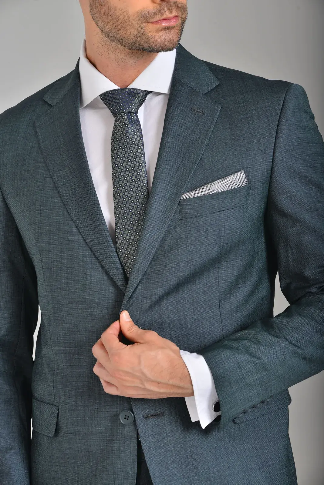 Traje Verde en Lana Fría — traje de novio verde olivo para boda moderna, Castor Suits Medellín (vista 2)