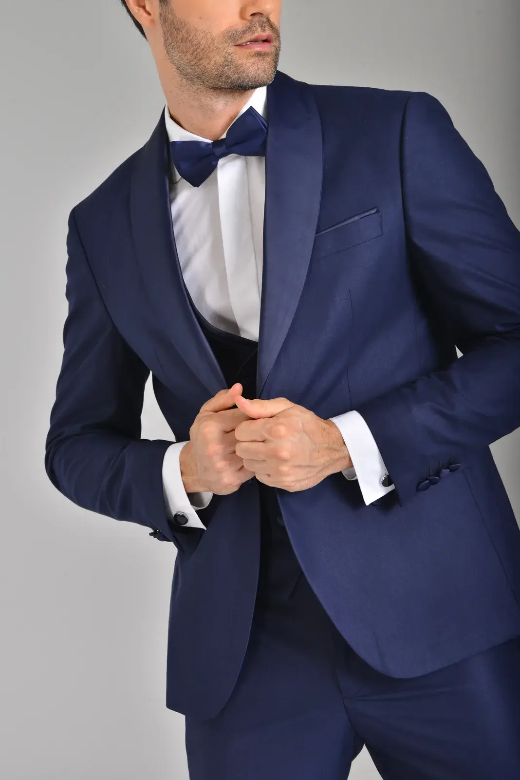 Esmoquin Azul con Chaleco — traje de novio azul oscuro para boda de noche, Castor Suits Medellín (vista 2)