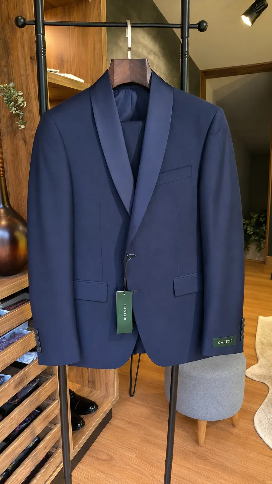 Esmoquin Azul con Chaleco — traje de novio azul oscuro para boda de noche, Castor Suits Medellín (vista 3)
