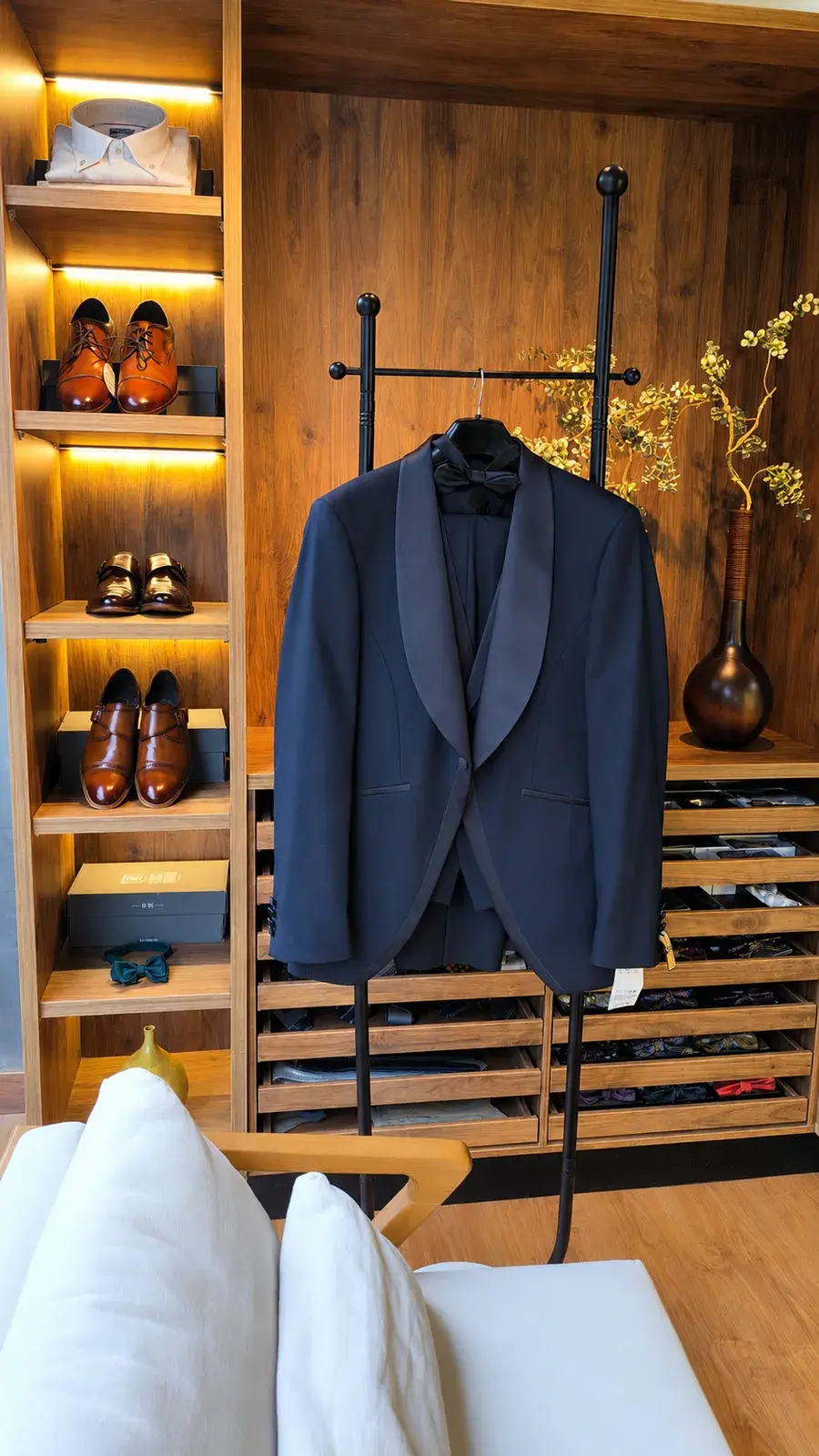 Esmoquin Levita Azul — traje de novio azul oscuro para boda de noche, Castor Suits Medellín (vista 3)