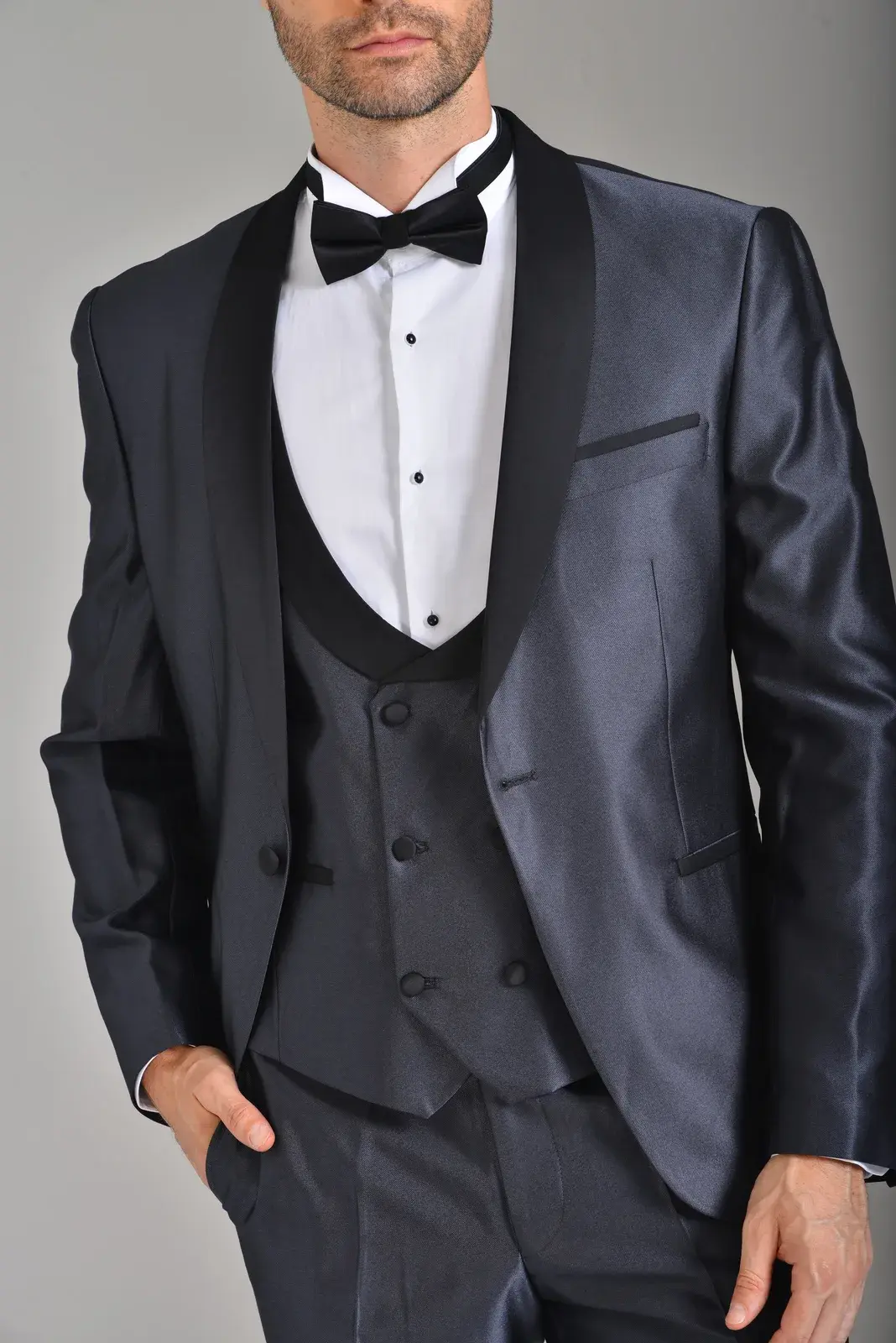 Esmoquin Plata Grafito — traje de novio gris claro para boda de noche, Castor Suits Medellín (vista 2)