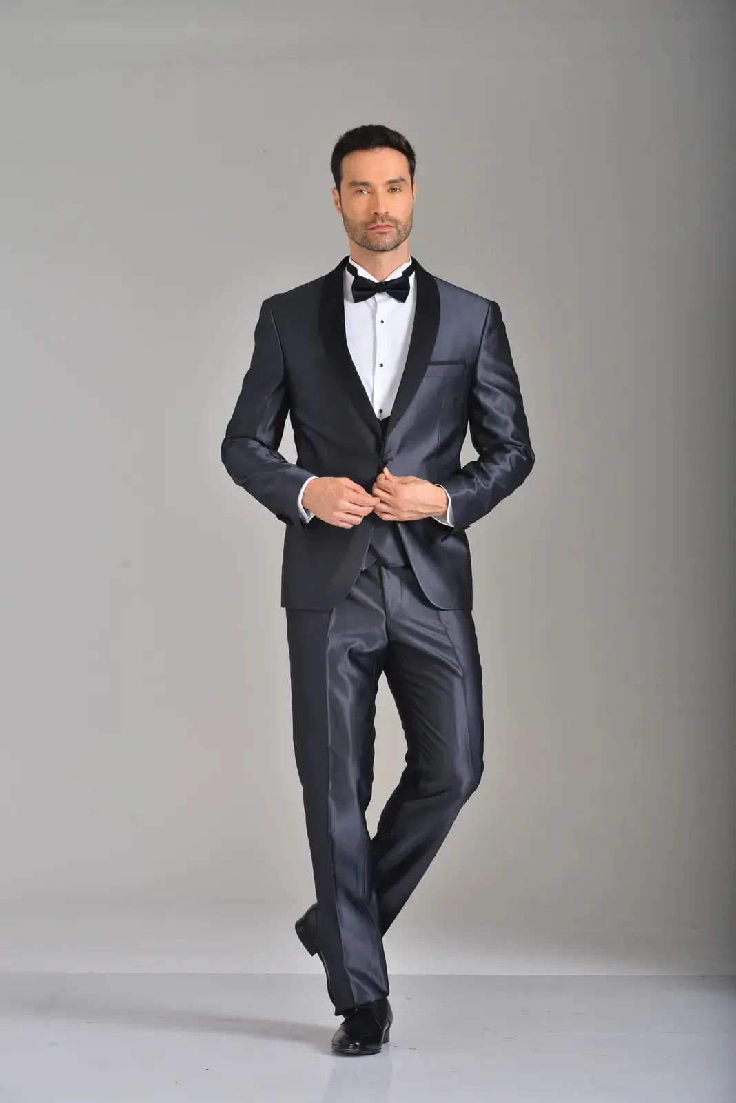 Esmoquin Plata Grafito — traje de novio gris claro para boda de noche, Castor Suits Medellín