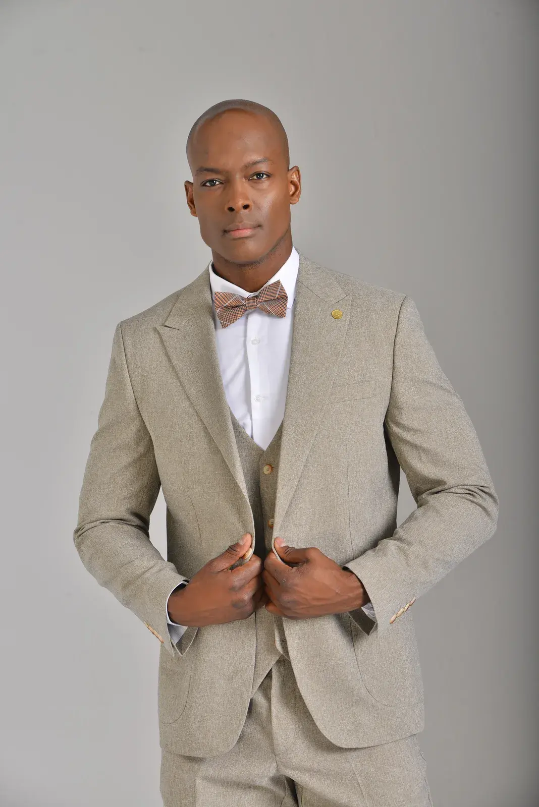 Traje Arena en Algodón — traje de novio beige para boda en la playa, Castor Suits Medellín