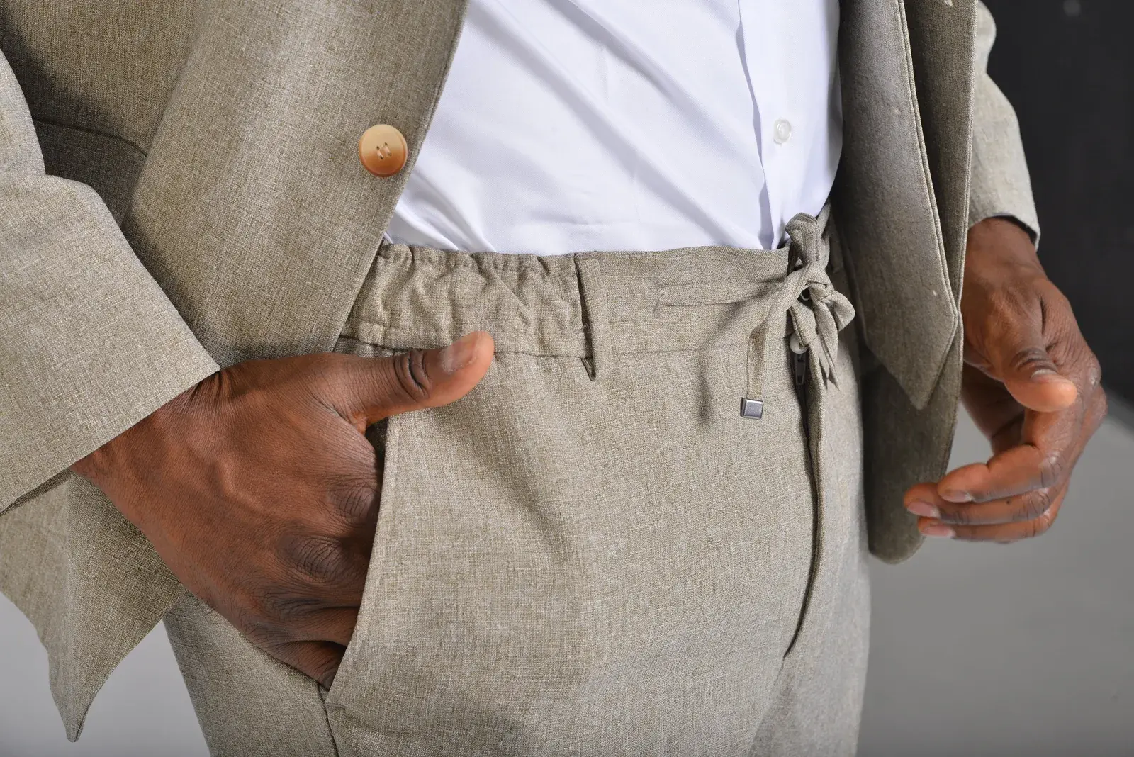 Traje Arena en Algodón — traje de novio beige para boda en la playa, Castor Suits Medellín (vista 2)