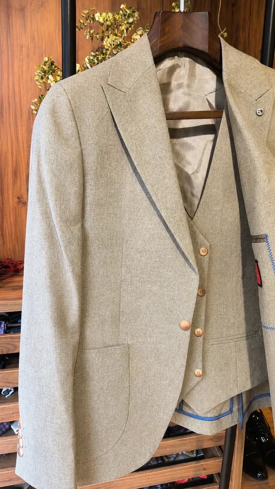Traje Arena en Algodón — traje de novio beige para boda en la playa, Castor Suits Medellín (vista 3)