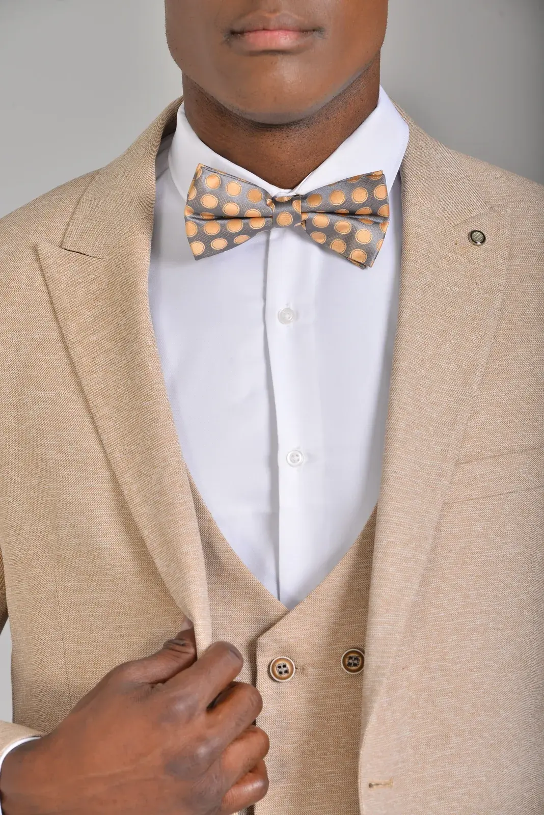 Traje Beige Texturizado — traje de novio beige para boda en la playa, Castor Suits Medellín
