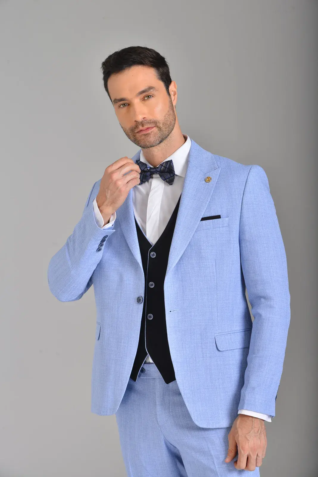 Traje Azul Claro Tres Piezas — traje de novio azul claro para boda formal, Castor Suits Medellín (vista 2)