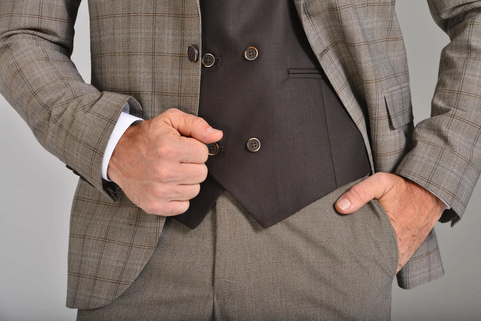 Traje Café a Cuadros Tres Piezas — traje de novio café para boda formal, Castor Suits Medellín (vista 2)