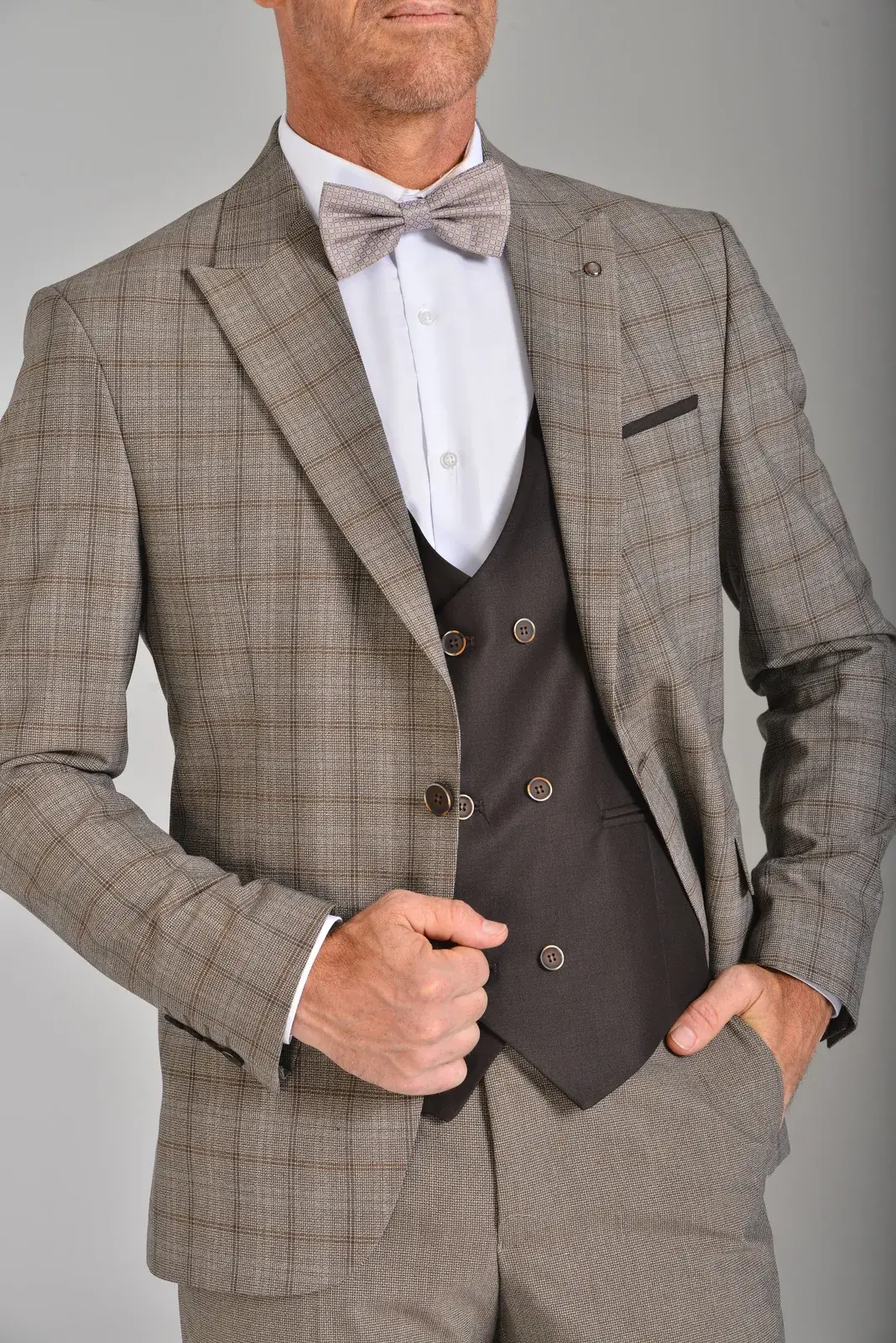 Traje Café a Cuadros Tres Piezas — traje de novio café para boda formal, Castor Suits Medellín (vista 3)