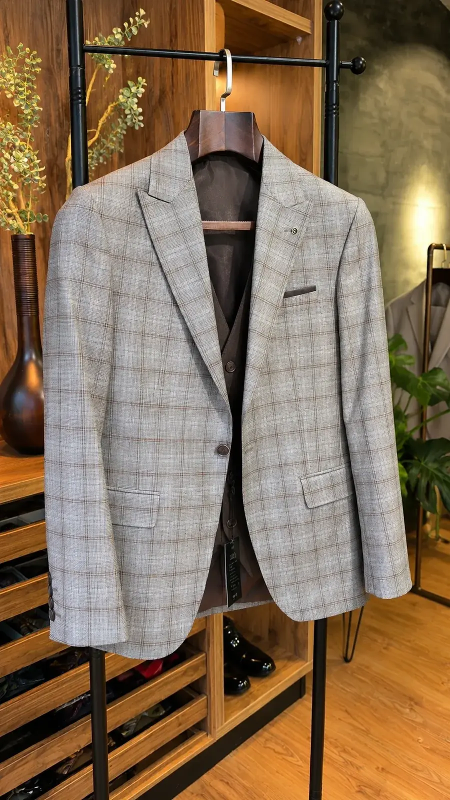 Traje Café a Cuadros Tres Piezas — traje de novio café para boda formal, Castor Suits Medellín (vista 4)
