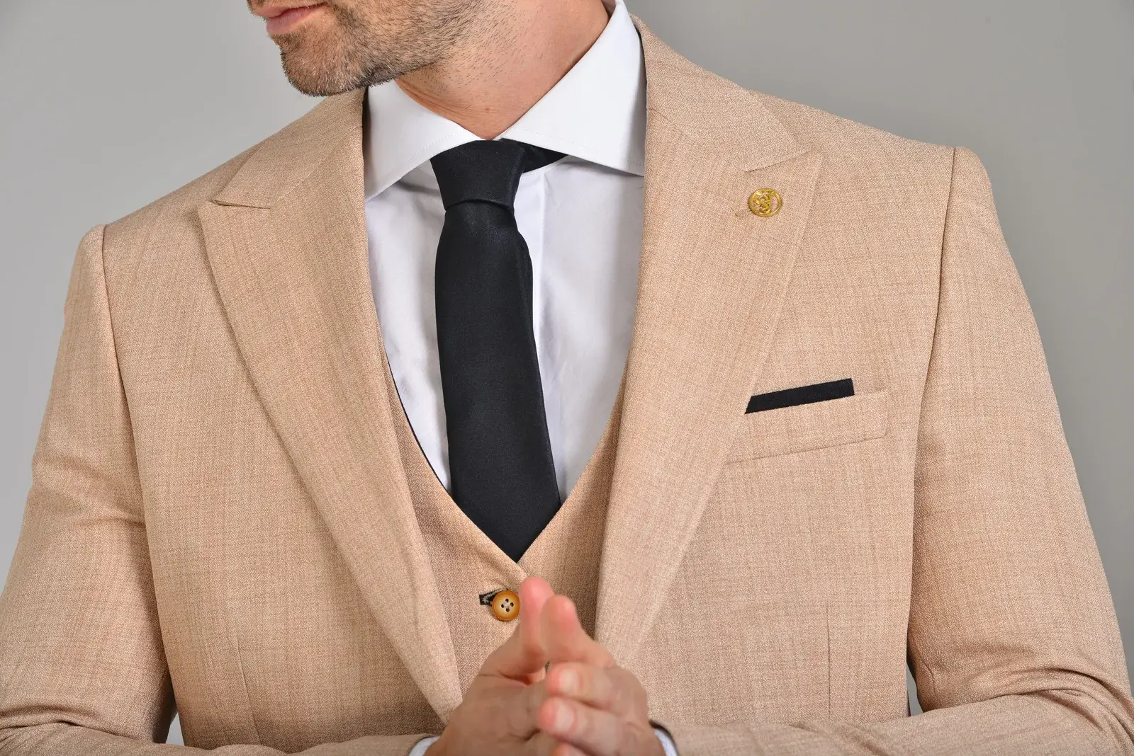 Traje Dorado Tres Piezas — traje de novio beige para boda formal, Castor Suits Medellín (vista 2)