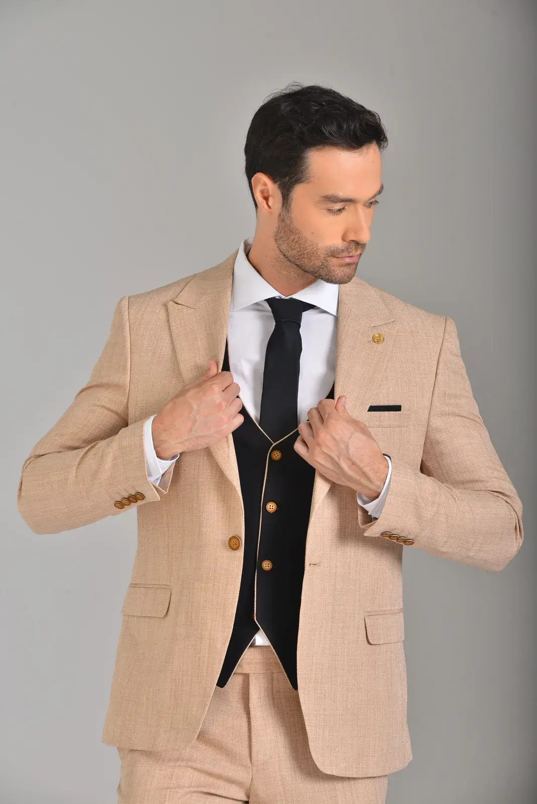Traje Dorado Tres Piezas — traje de novio beige para boda formal, Castor Suits Medellín