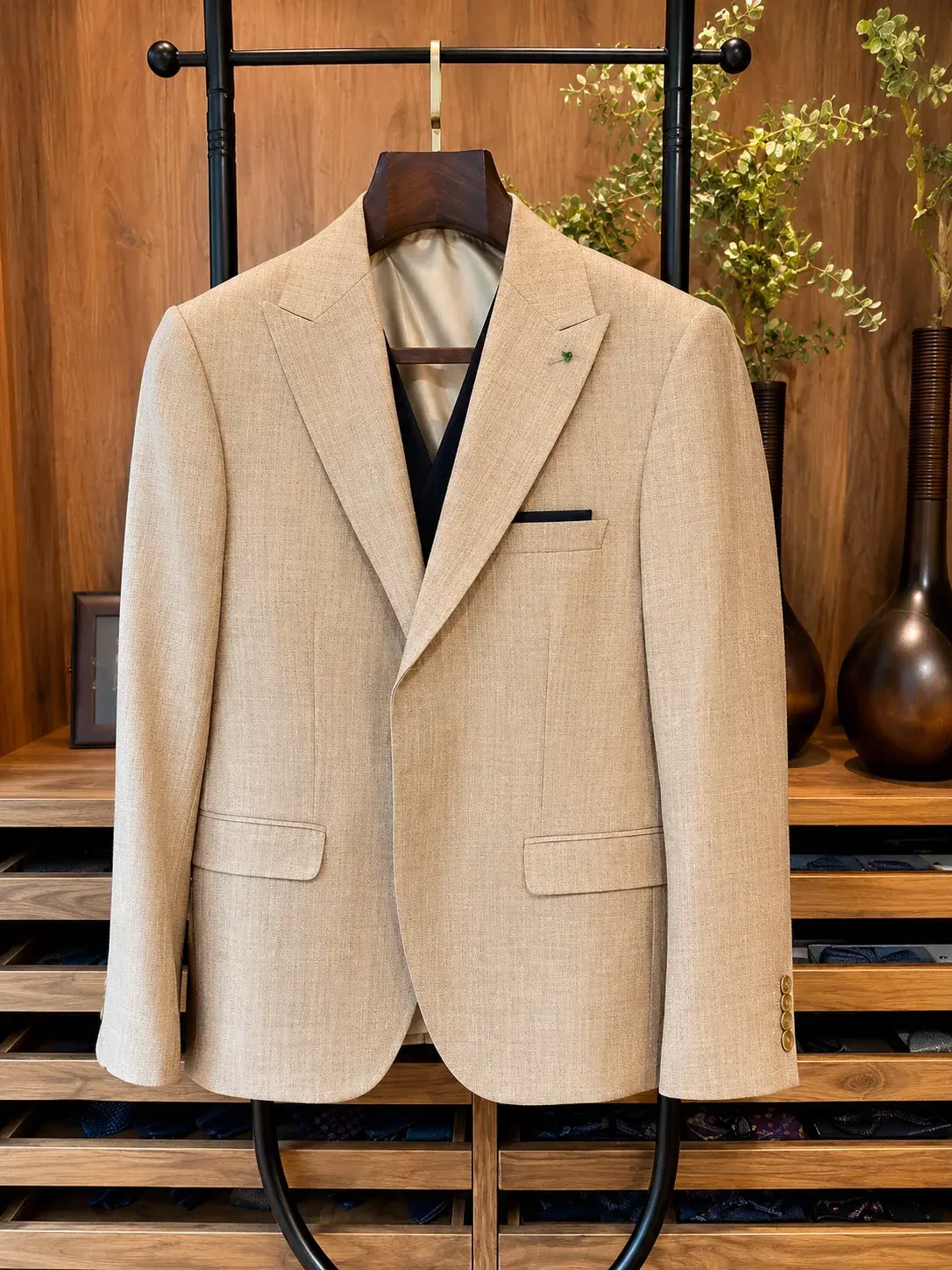 Traje Dorado Tres Piezas — traje de novio beige para boda formal, Castor Suits Medellín (vista 3)