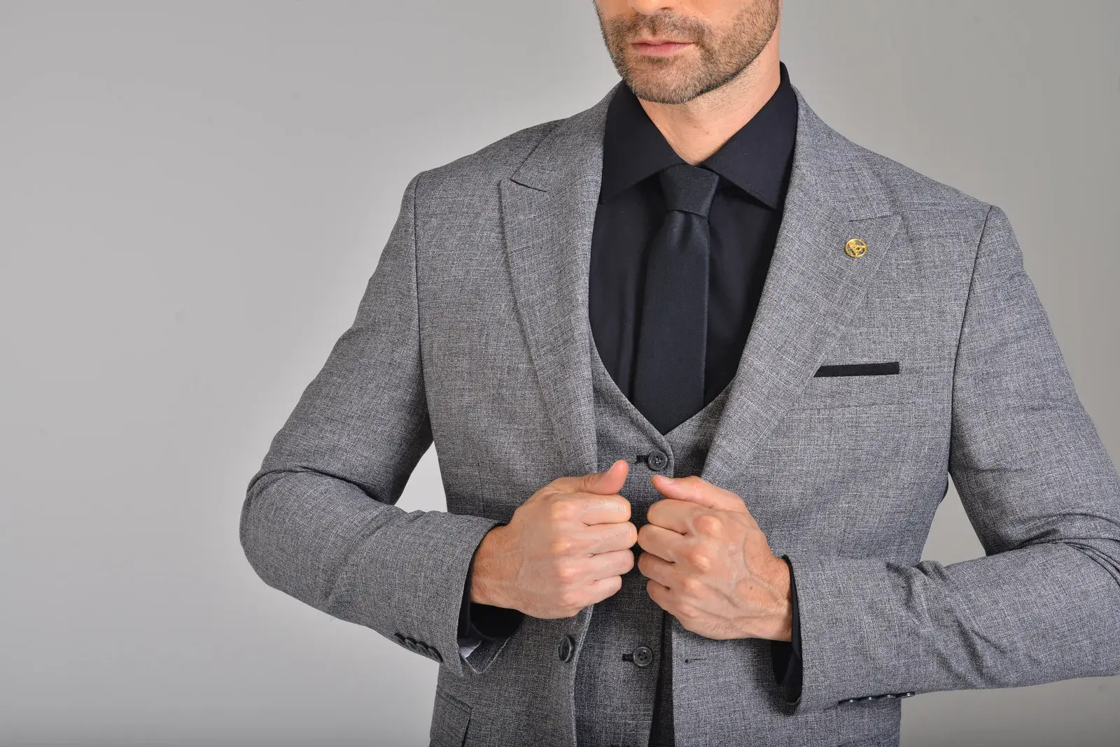 Traje Gris Jaspe Tres Piezas — traje de novio gris para boda formal, Castor Suits Medellín (vista 2)