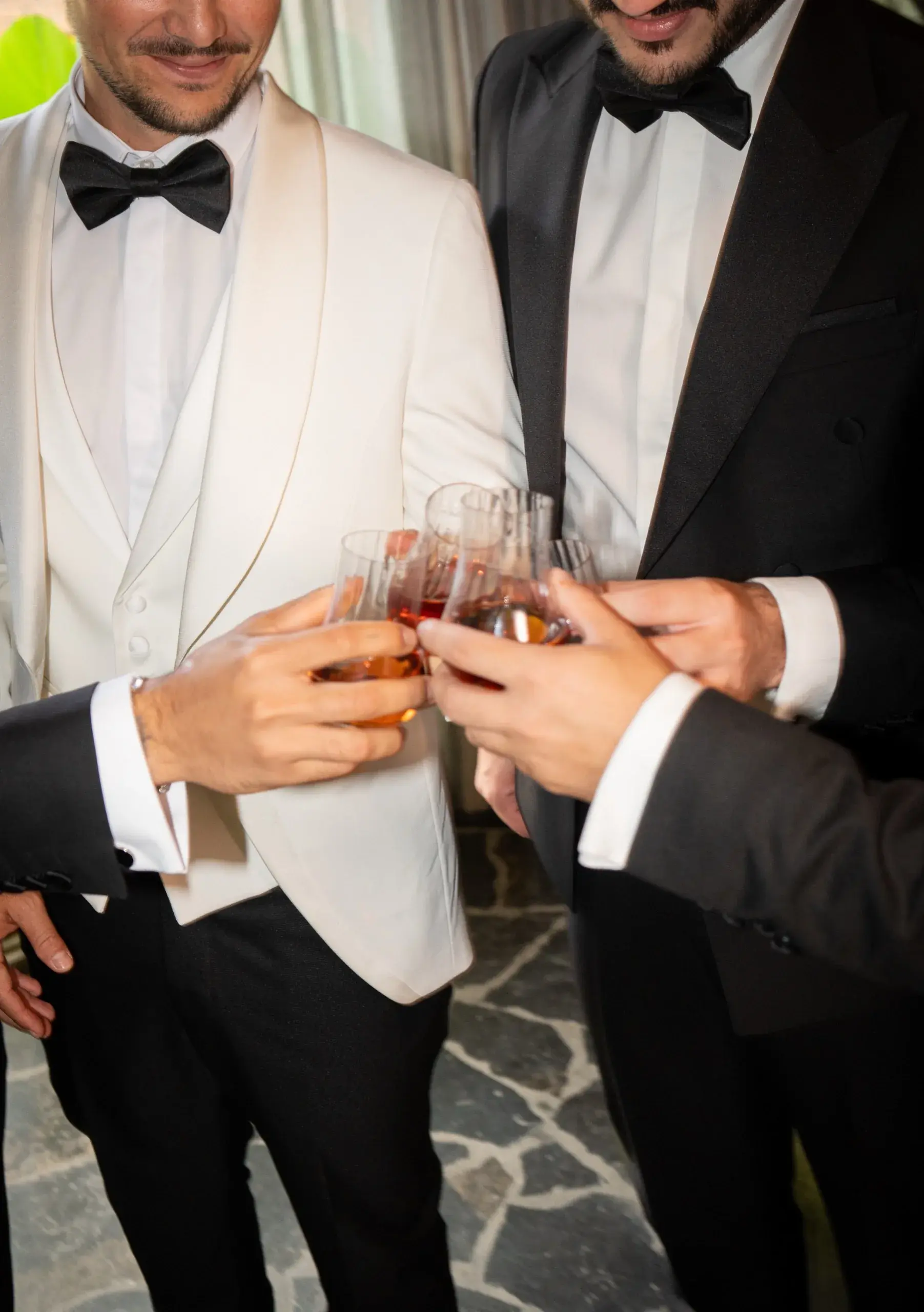 Novio y padrinos brindando con sus trajes de Castor Suits