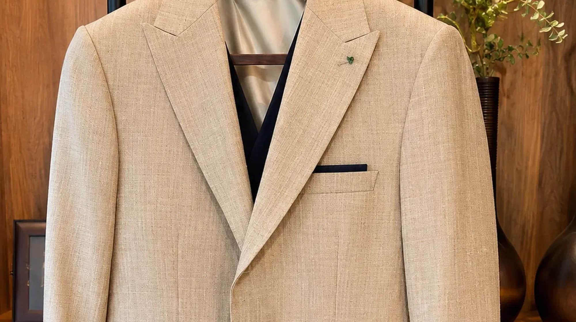 Traje de novio para boda en finca: elegancia sin perder naturalidad