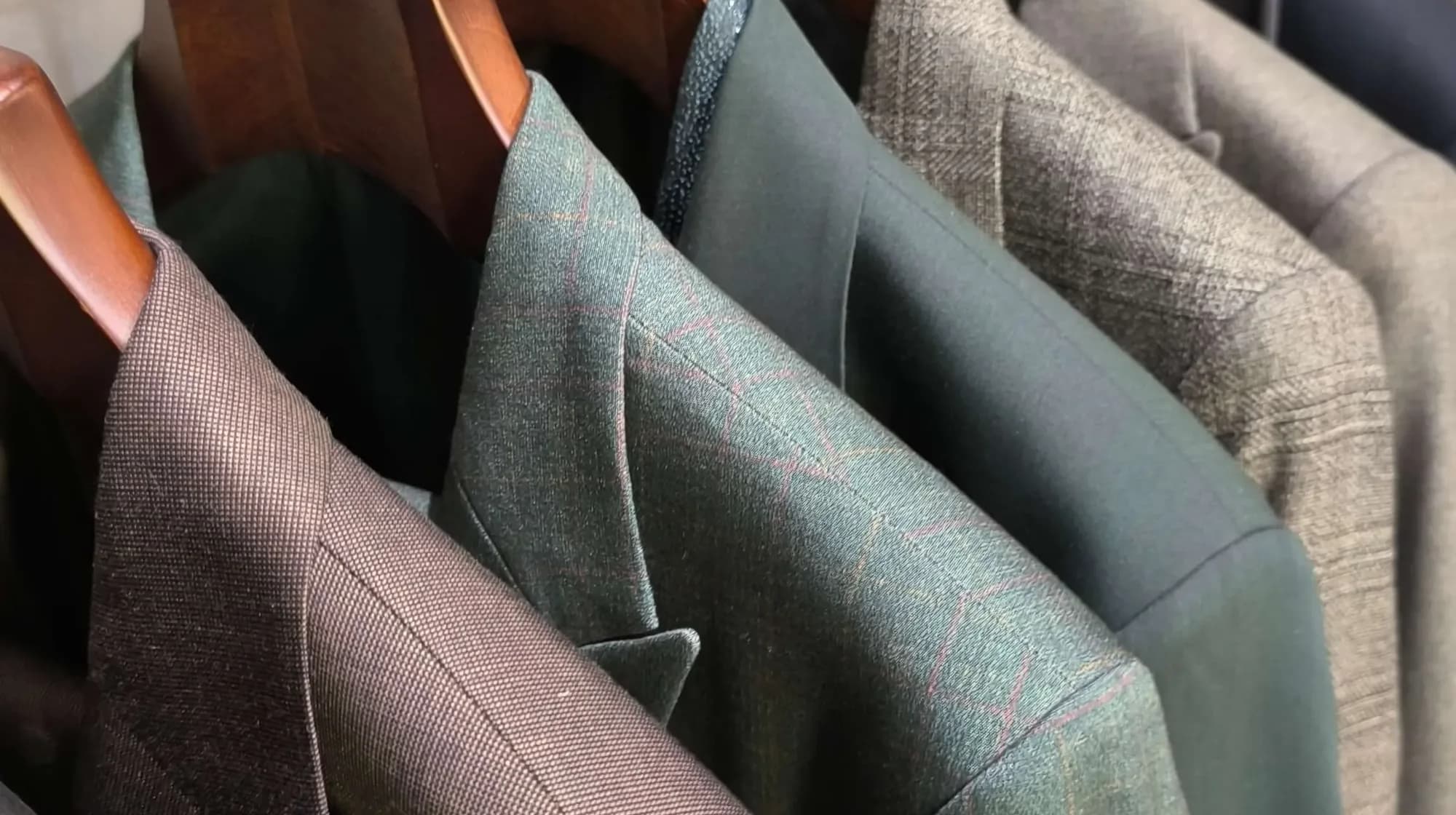 Qué color de traje de novio usar según el tipo de boda