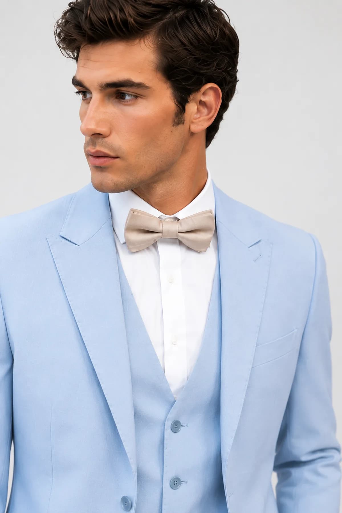 Traje de novio azul cielo con corbatín, perfecto para bodas de día.