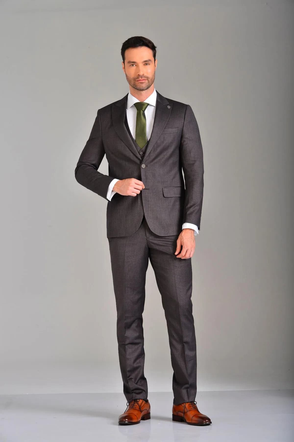 Traje de novio gris de tres piezas: equilibrio entre sobriedad y modernidad.