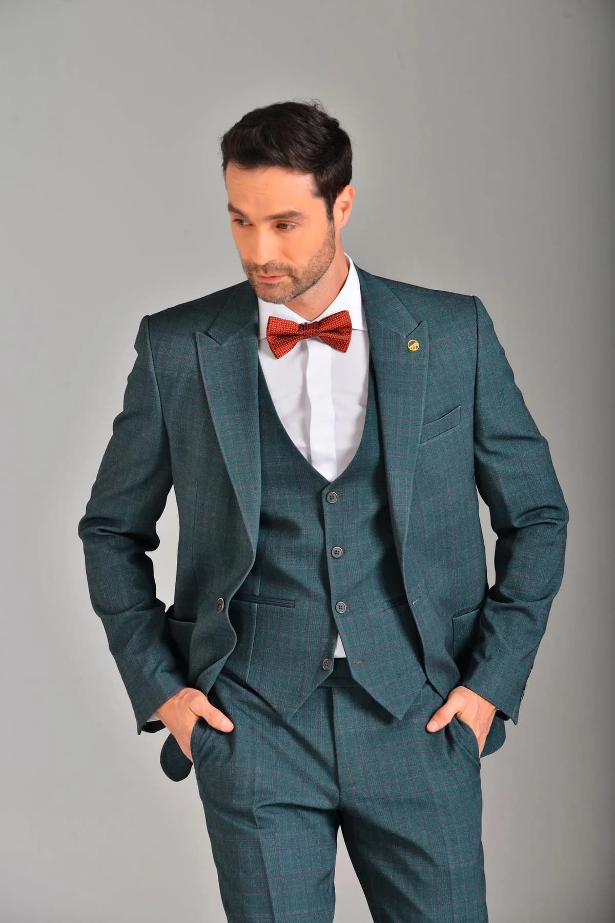 Traje de novio verde de tres piezas, sofisticado y con mucha personalidad.