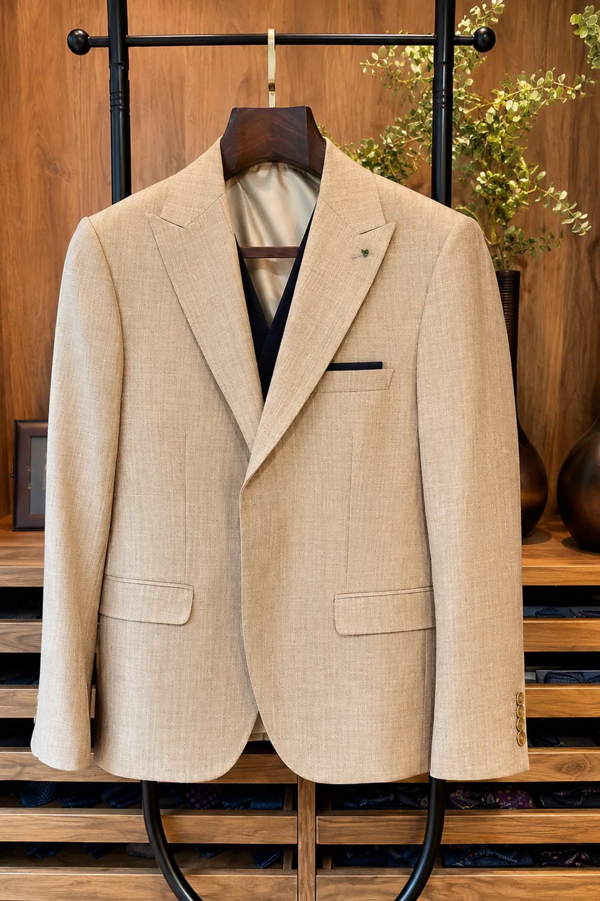 Traje de novio beige, ideal para matrimonios de día o en clima cálido.